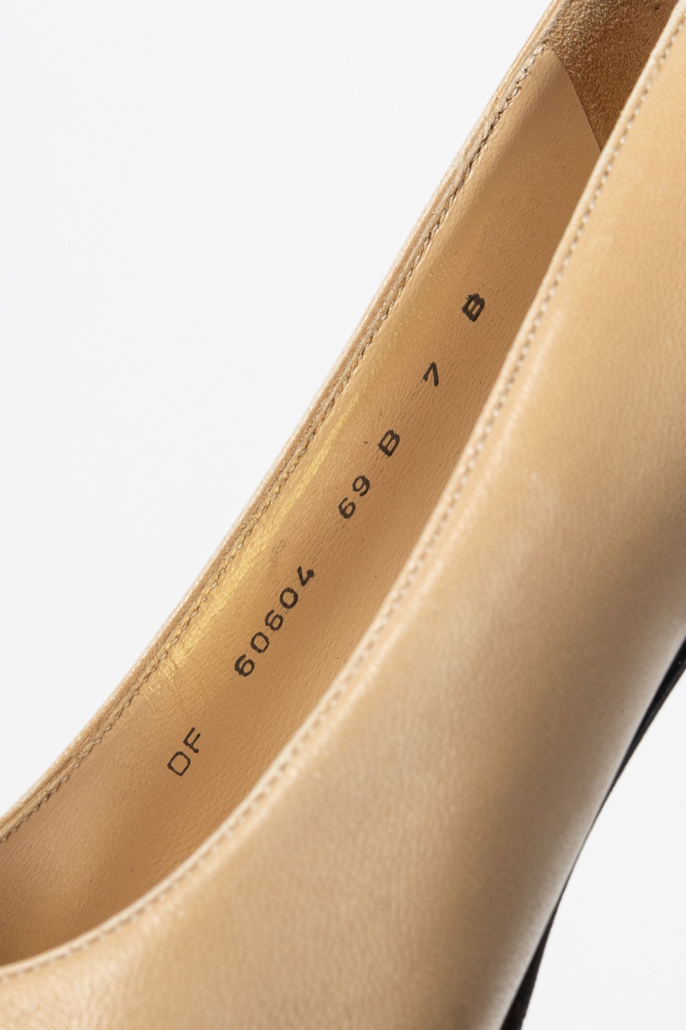 Salvatore Ferragamo Salvatore Ferragamo Beige Leather Bow Cap-Toe Pumps Size US 7 / IT 37 - 11 Thumbnail