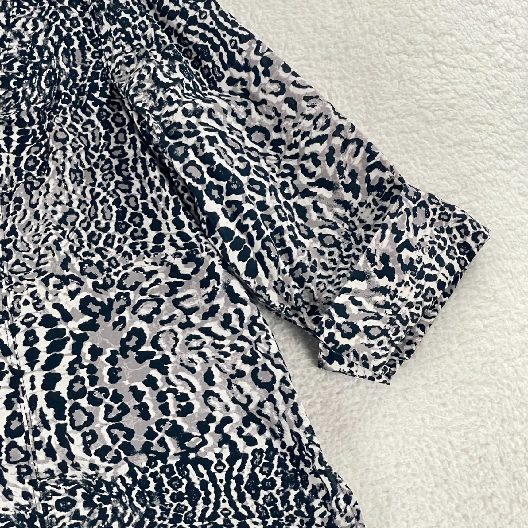 Vintage Foxcroft Button-Up Shirt Womens 26W Black Animal Print Fitted 3/4 Sleeve Shirt Womens Plus Size Black Animal Print Foxcroft Button-Up 26W Size 4XL / US 24-26 - 4 Thumbnail