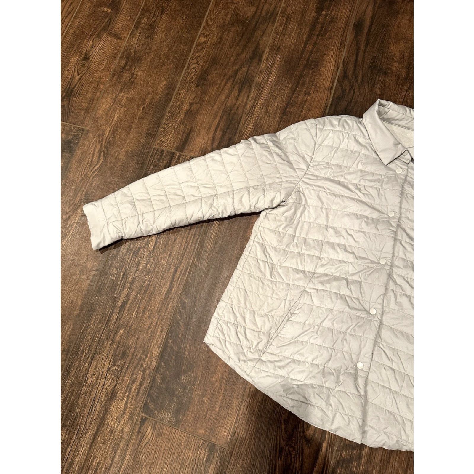Lululemon VINTAGE Woman’s Lululemon REVERSIBLE Gray Snaps Light Quilted Puff Jacket Sz 10 Size L / US 10 / IT 46 - 3 Thumbnail