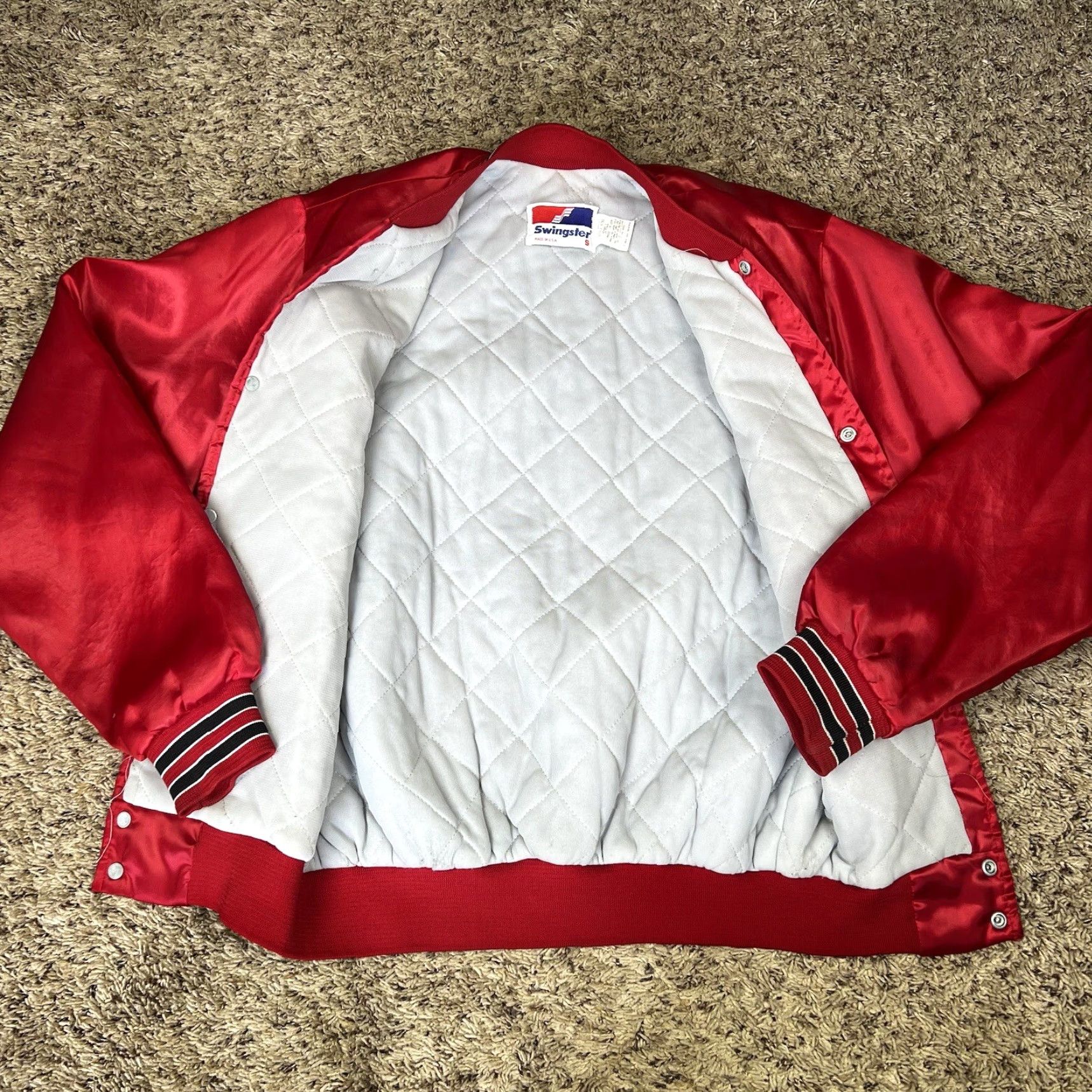 Vintage VINTAGE Swingster Chicago Bulls Satin Bomber Jacket Adult Small Red 90s Basketball NBA Embroidered Logo Size US S / EU 44-46 / 1 - 5 Thumbnail