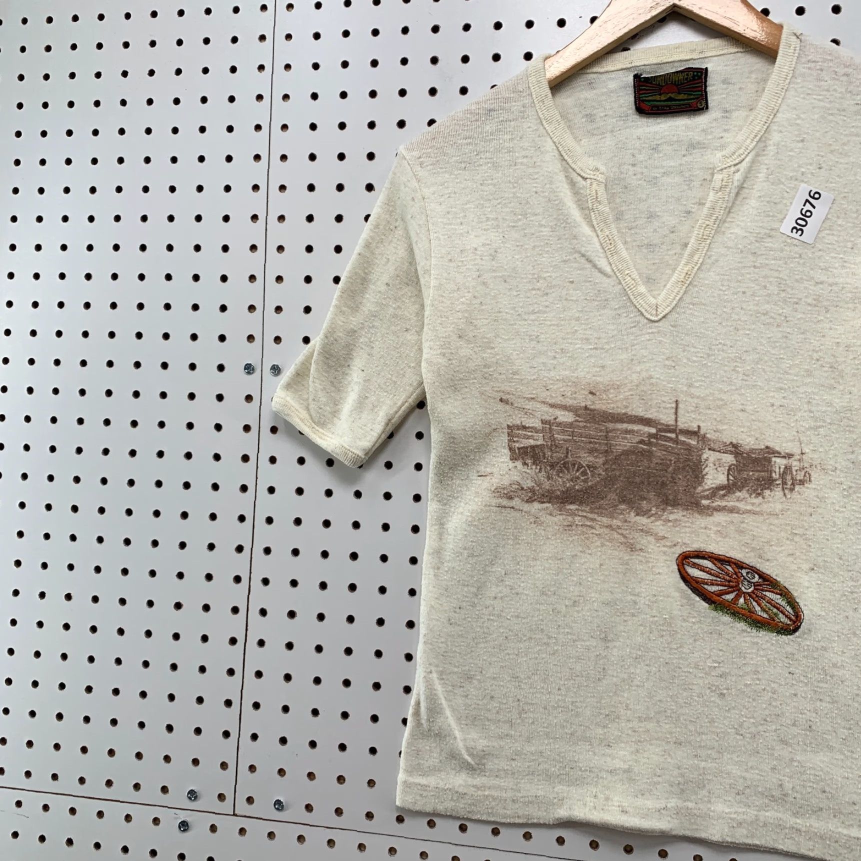 Vintage VINTAGE Sundowner Shirt Womens S Beige V Neck Top 16X23 Erika Strasberg Size S / US 4 / IT 40 - 3 Thumbnail