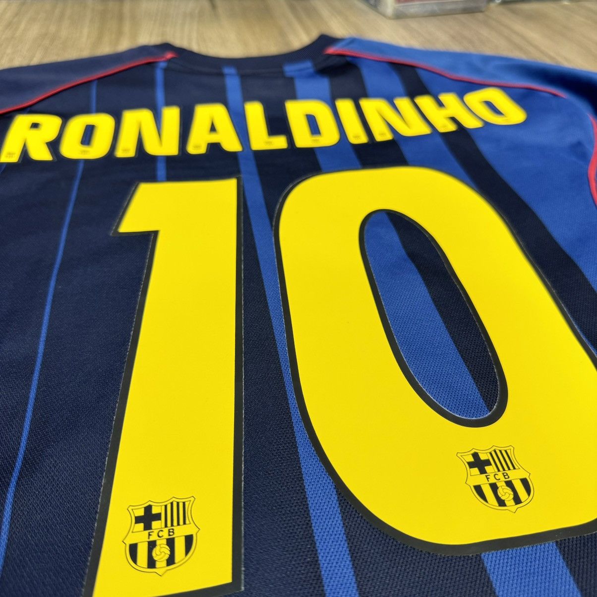 Nike Barcelona 04/05 stadium away shirt #10 Ronaldinho Size US S / EU 44-46 / 1 - 6 Thumbnail