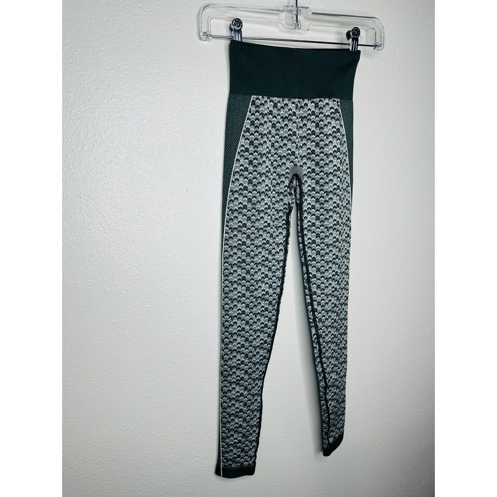 Gymshark Gymshark Olive Booty Enhancing Leggings XS High Waist Size 25" / US 0 / IT 36 - 4 Thumbnail