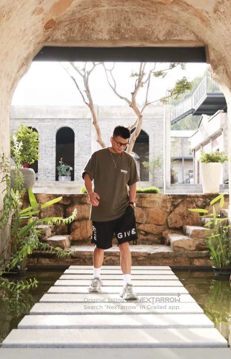 Balenciaga Balenciaga LOGO Letter Coke Embroidered Loose Round Neck C Size US S / EU 44-46 / 1 - 9 Thumbnail