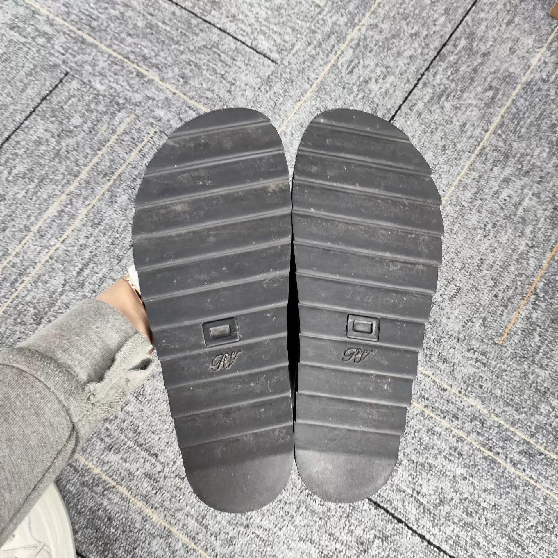 Roger Vivier RV Leather Slippers 37 Black 260501CWH3X01 Size US 6.5 / IT 36.5 - 3 Thumbnail