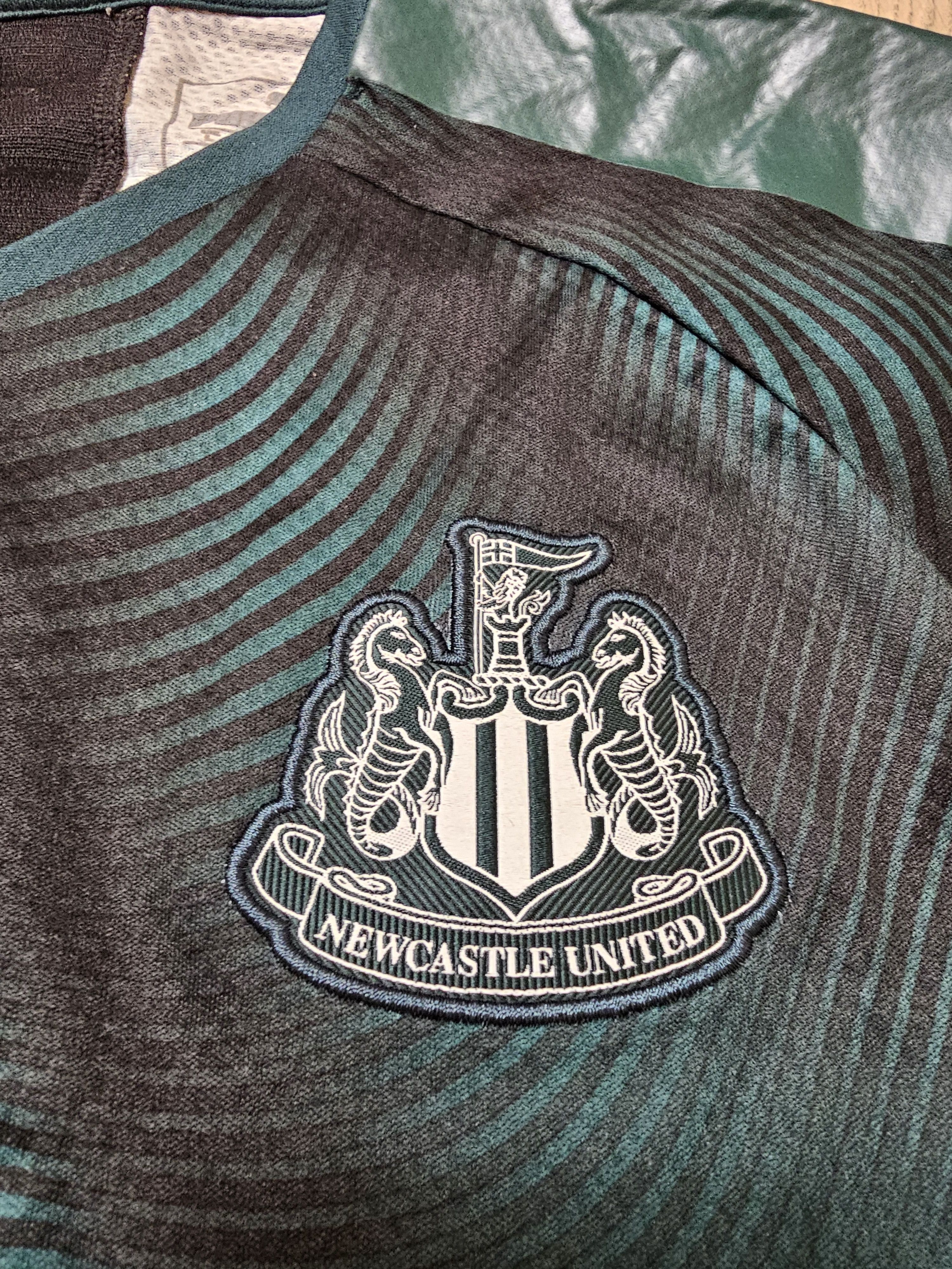 Puma NEWCASTLE UNITED 2019 2020 AWAY FOOTBALL SHIRT SOCCER JERSEY Size US L / EU 52-54 / 3 - 4 Thumbnail