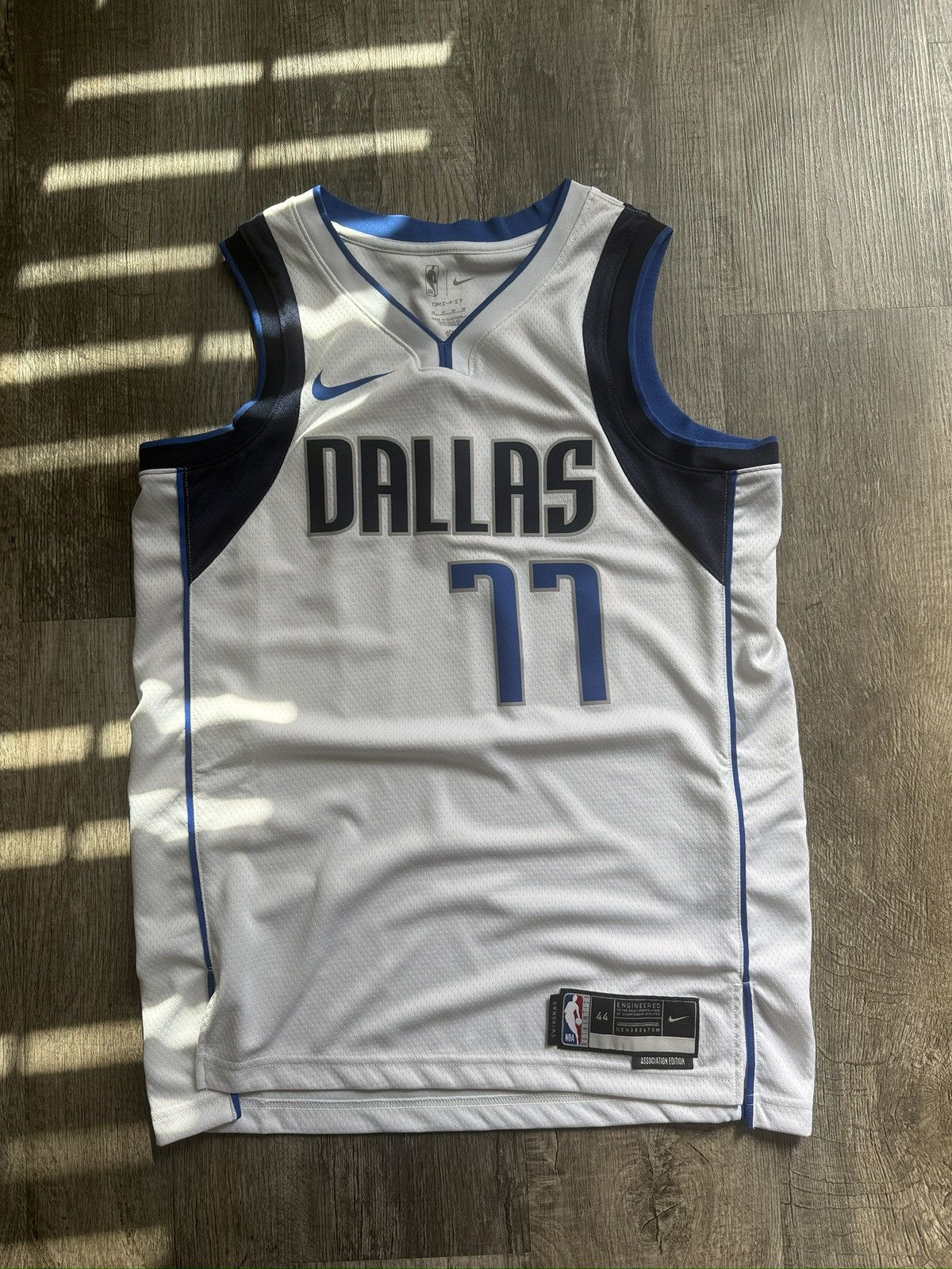 Nike Mavs Luka Jersey Size US M / EU 48-50 / 2 - 2 Thumbnail