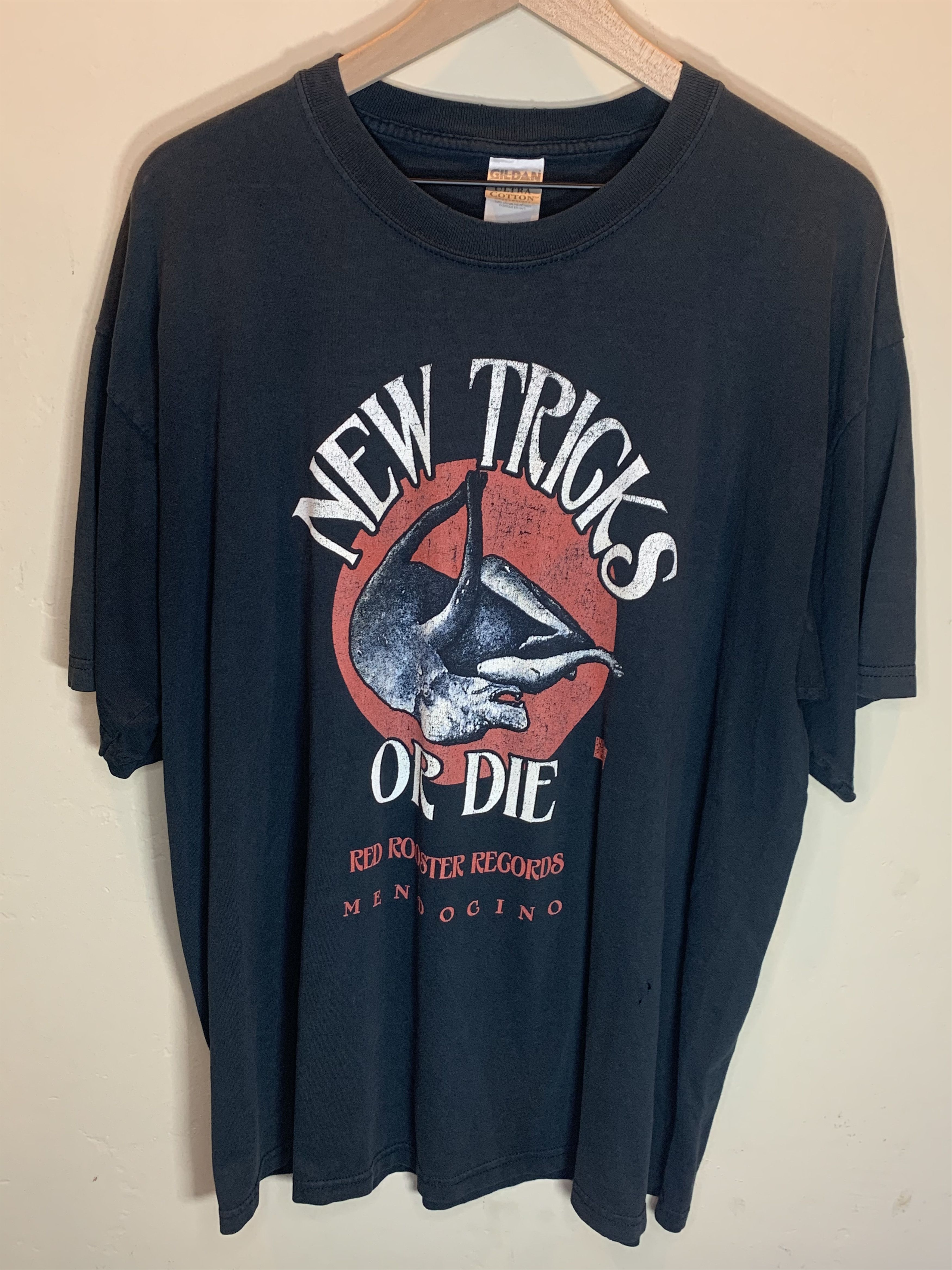 Band Tees *RARE* Vintage New Tricks Or Die Red Rooster Records T-Shirt Size US XL / EU 56 / 4 - 1 Thumbnail