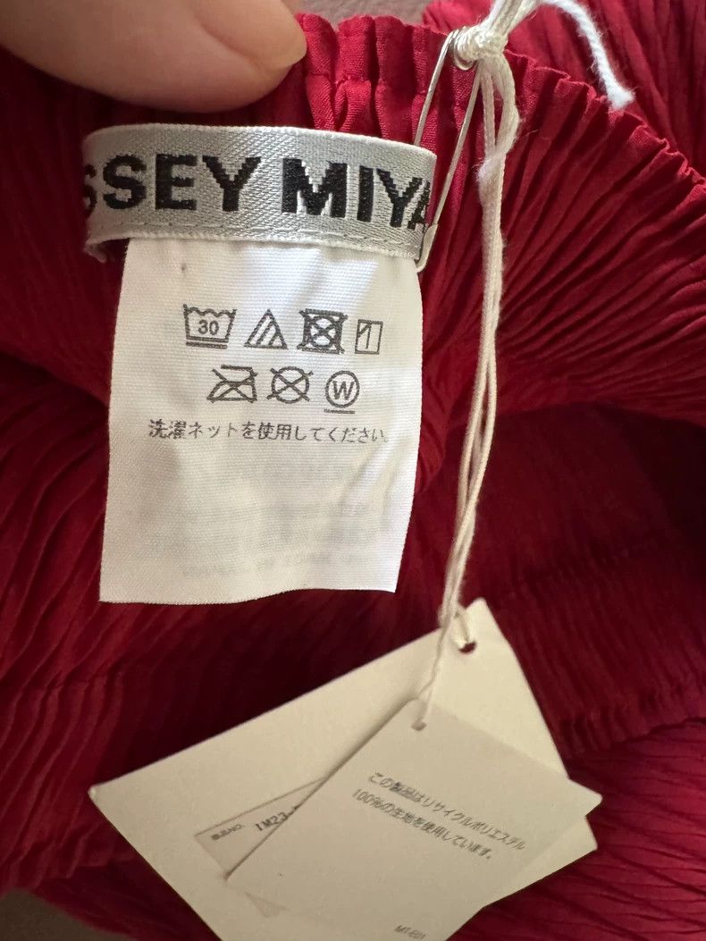 Issey Miyake Issey Miyake size:2 Red small fish-scale skirt Size 31" - 2 Thumbnail