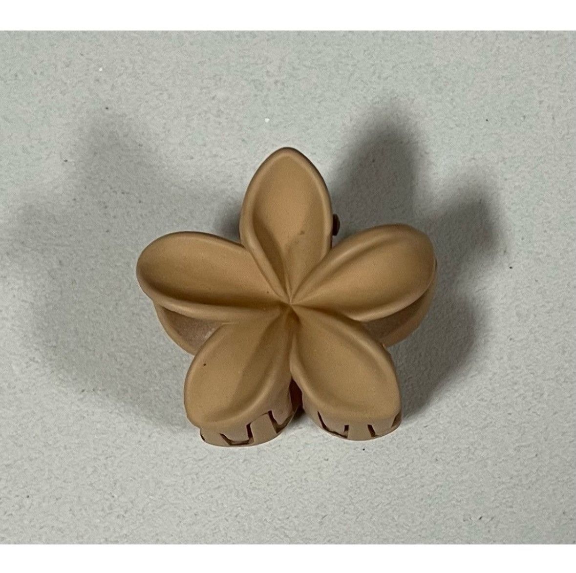 Japanese Brand × Vintage Tan Beige Brown Hibiscus Flower Claw Hair Clip Accessory 🌺✨ Size ONE SIZE - 1 Thumbnail