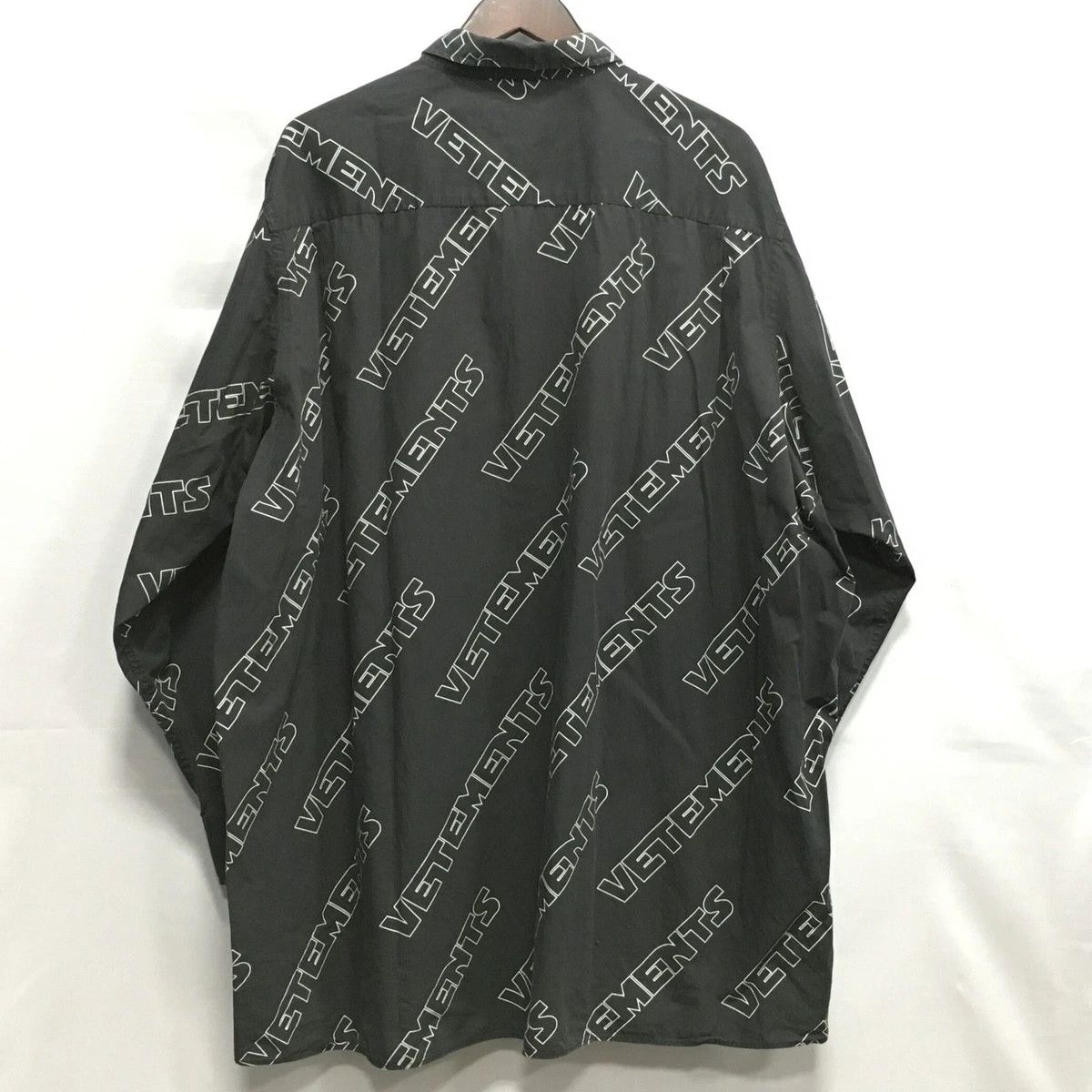 Vetements Vetements 18SS Logo Pattern Oversized Shirt M Streetwear Size US M / EU 48-50 / 2 - 2 Thumbnail