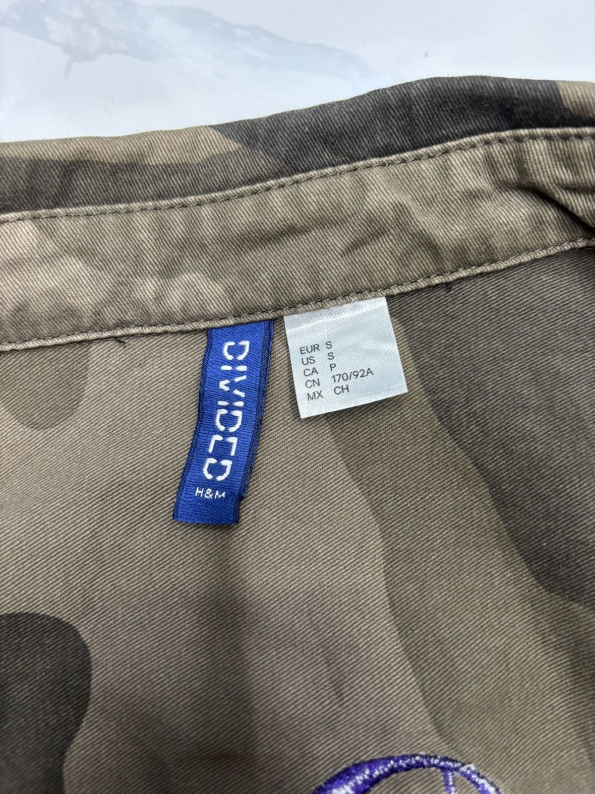 Divided × H&M VINTAGE CAMO PATTERN GOTHIC TEXT UTILITY JACKET CHROME STYLE Size US S / EU 44-46 / 1 - 13 Thumbnail