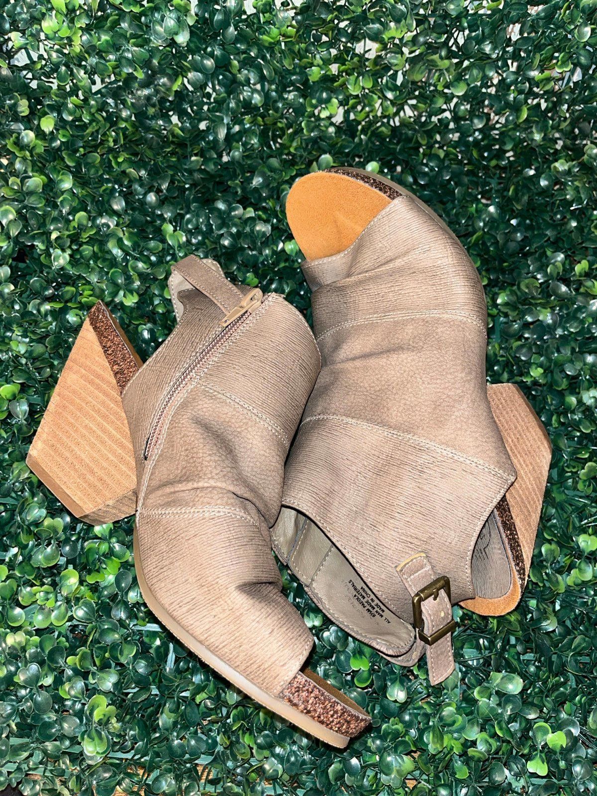 Designer Hokus Pokus taupe Heeled peep-toe booties, size 9.5 Size US 9.5 / IT 39.5 - 3 Thumbnail