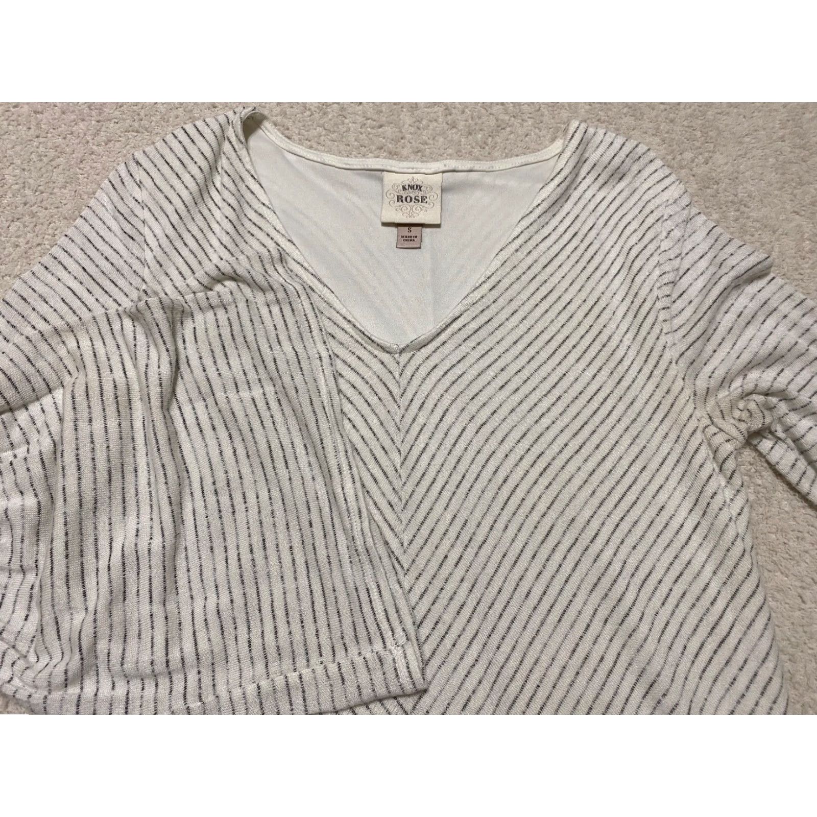 Vintage Knox Rose Shirt Womens Small White Rayon V-Neck Long Sleeve Striped Bell Sleeve Casual Blouse Size S / US 4 / IT 40 - 2 Thumbnail