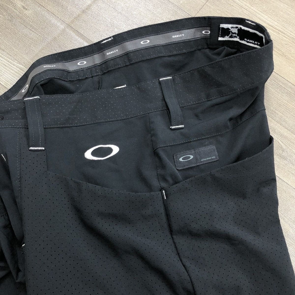 Oakley 2000s Oakley Golf Skull Cool Stretch Multipocket Shorts Size US 32 / EU 48 - 16 Thumbnail