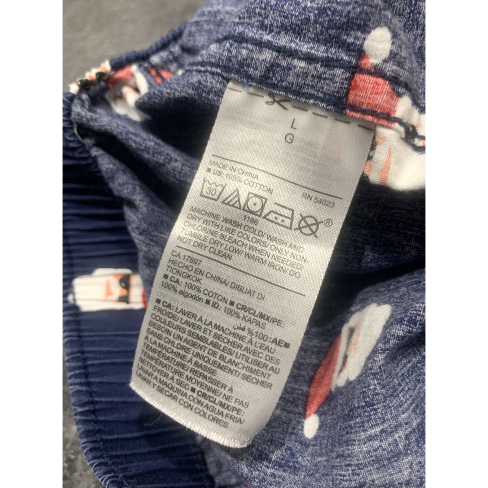 Old Navy Old Navy Shorts Womens L Blue Santa Claus Christmas Chino Elastic Waist 2in Inseam Geometric Pattern Size 36" / US 14 / IT 50 - 6 Thumbnail