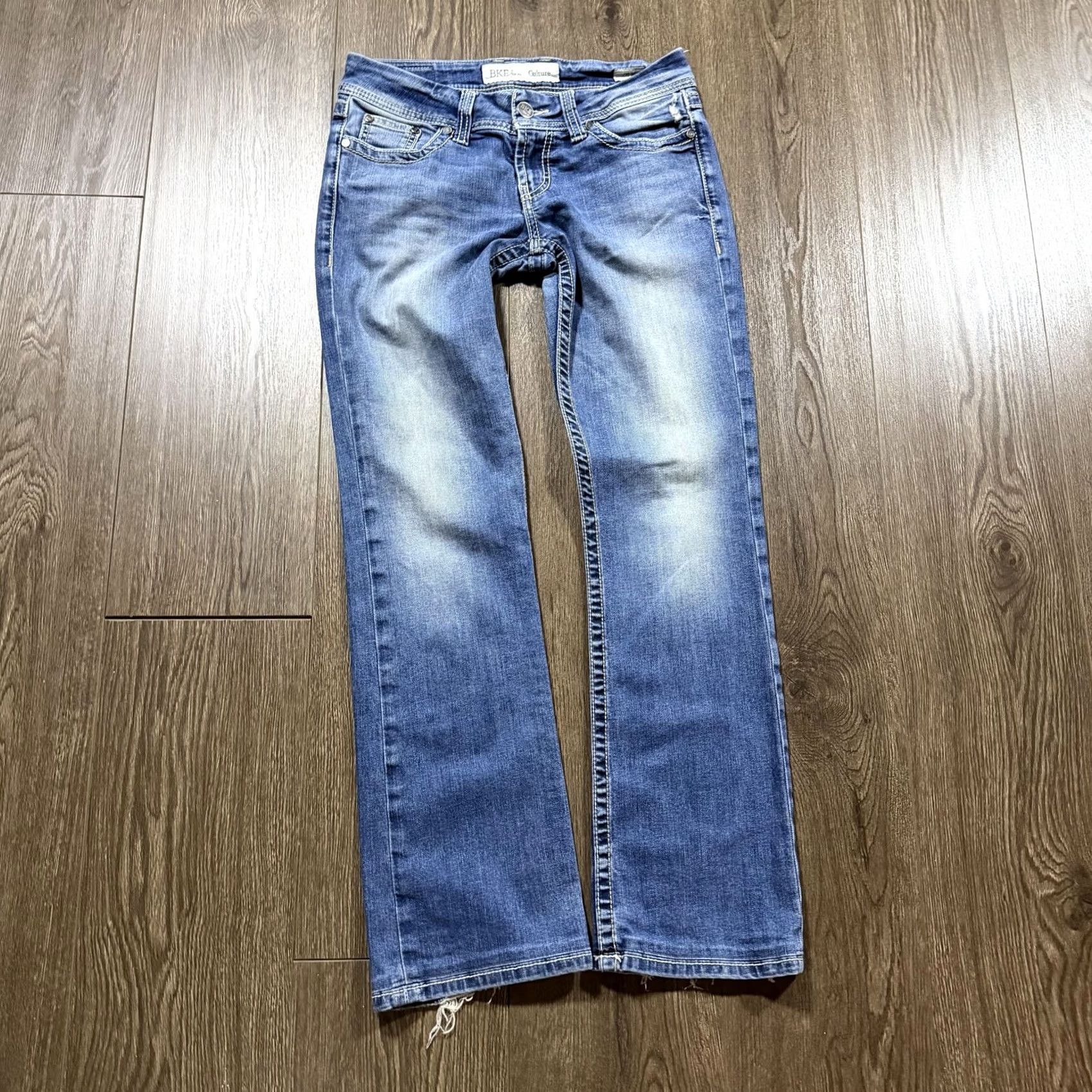 BKE BKE Culture Jeans Womens Bootcut 28R Low Rise Medium Wash Denim Slim Fit Distressed Pockets Embroidered Logo 5-Pocket Inseam 32in Vintage No Size 28" / US 6 / IT 42 - 5 Thumbnail