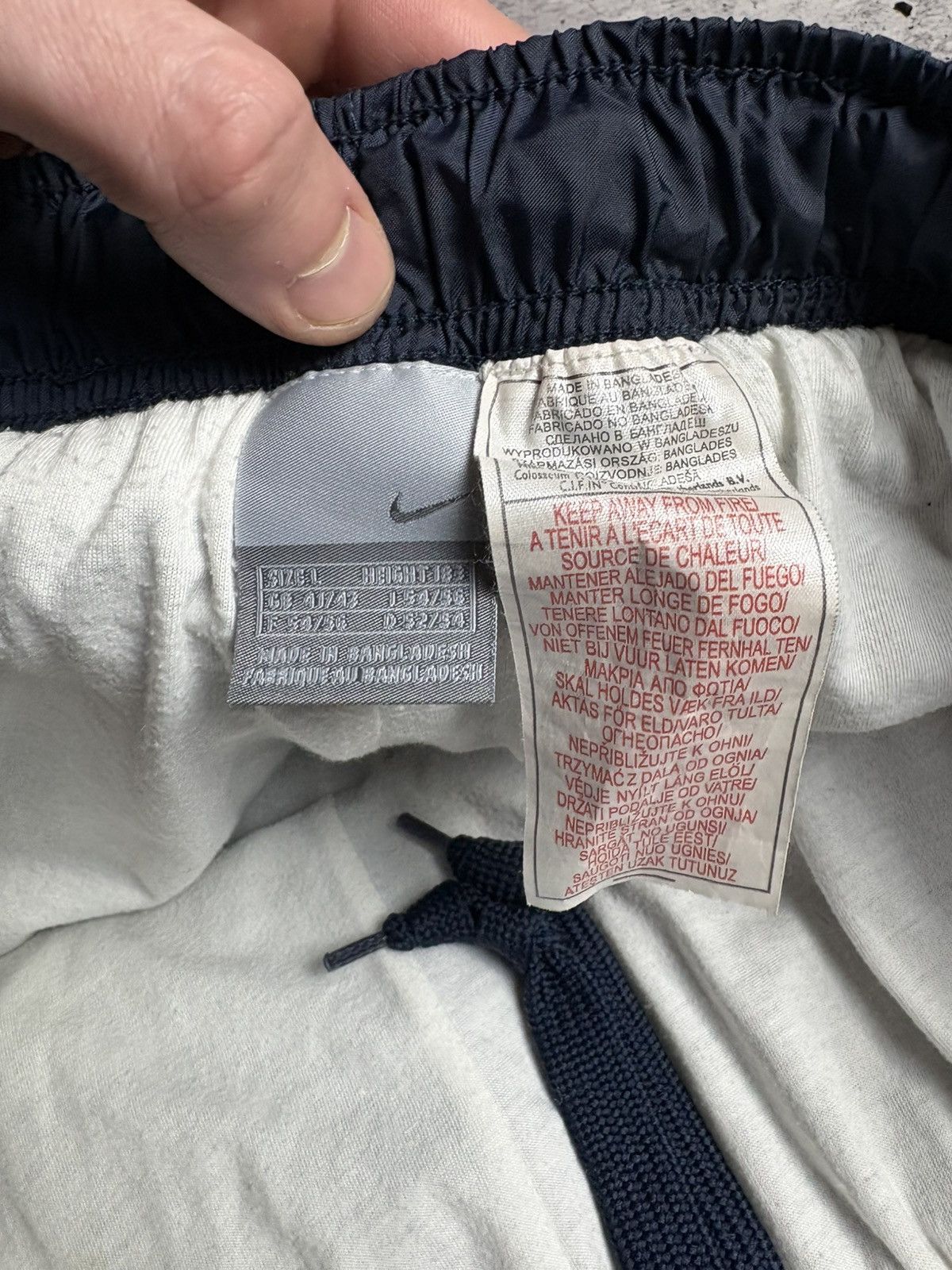 Nike Nike Vintage Nylon Sweatpants Size US 34 / EU 50 - 4 Thumbnail
