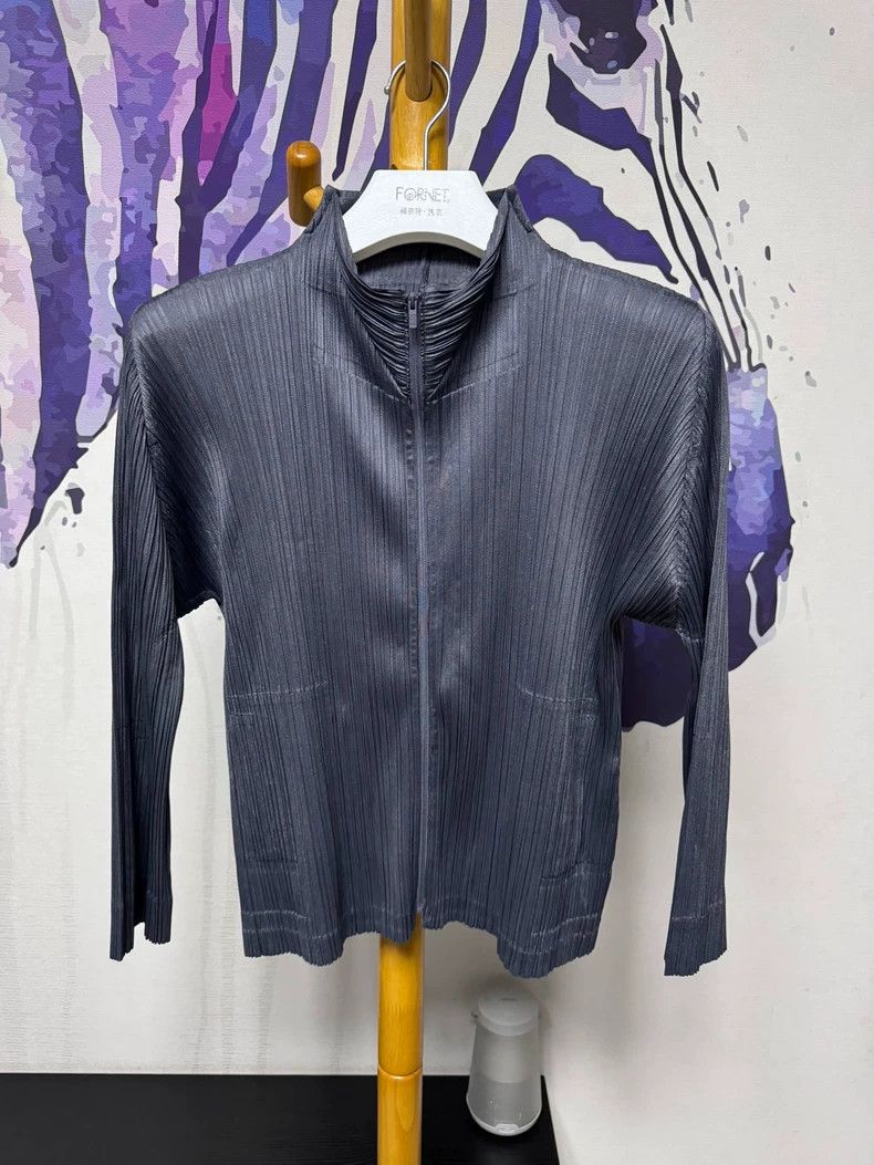 Issey Miyake Issey Miyake size:3 Grey pleated coat Size S / US 4 / IT 40 - 1 Thumbnail