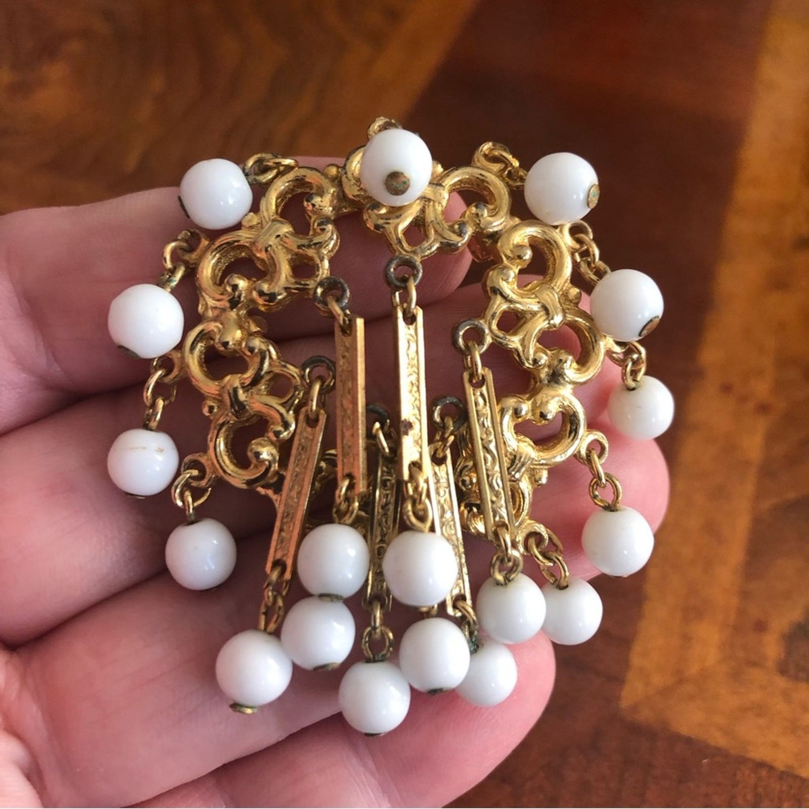 Vintage Vintage milk glass dangle bead gold tone brooch pin Size ONE SIZE - 1 Thumbnail