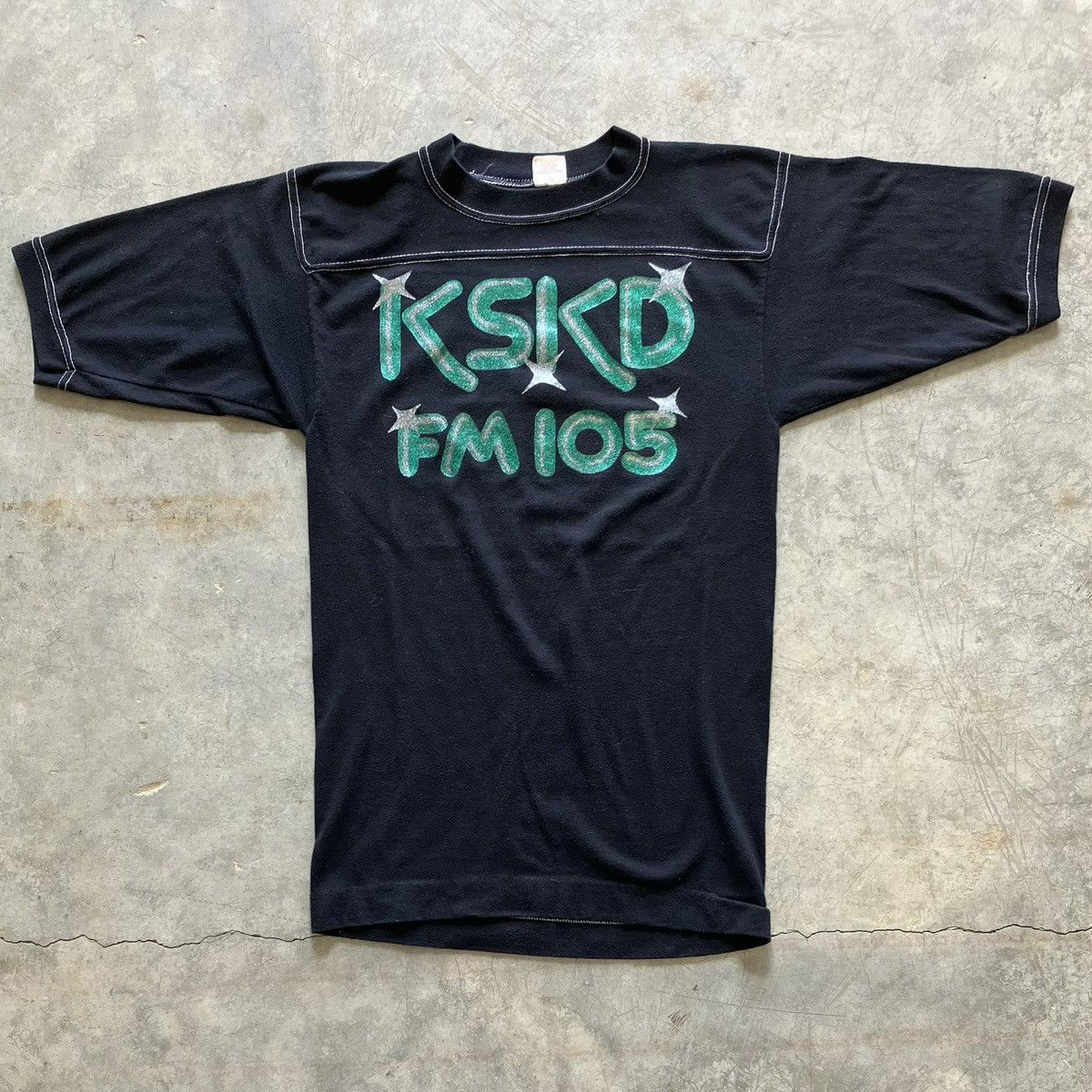 Vintage Vintage KSKD FM 105 T-Shirt Size US S / EU 44-46 / 1 - 1 Thumbnail