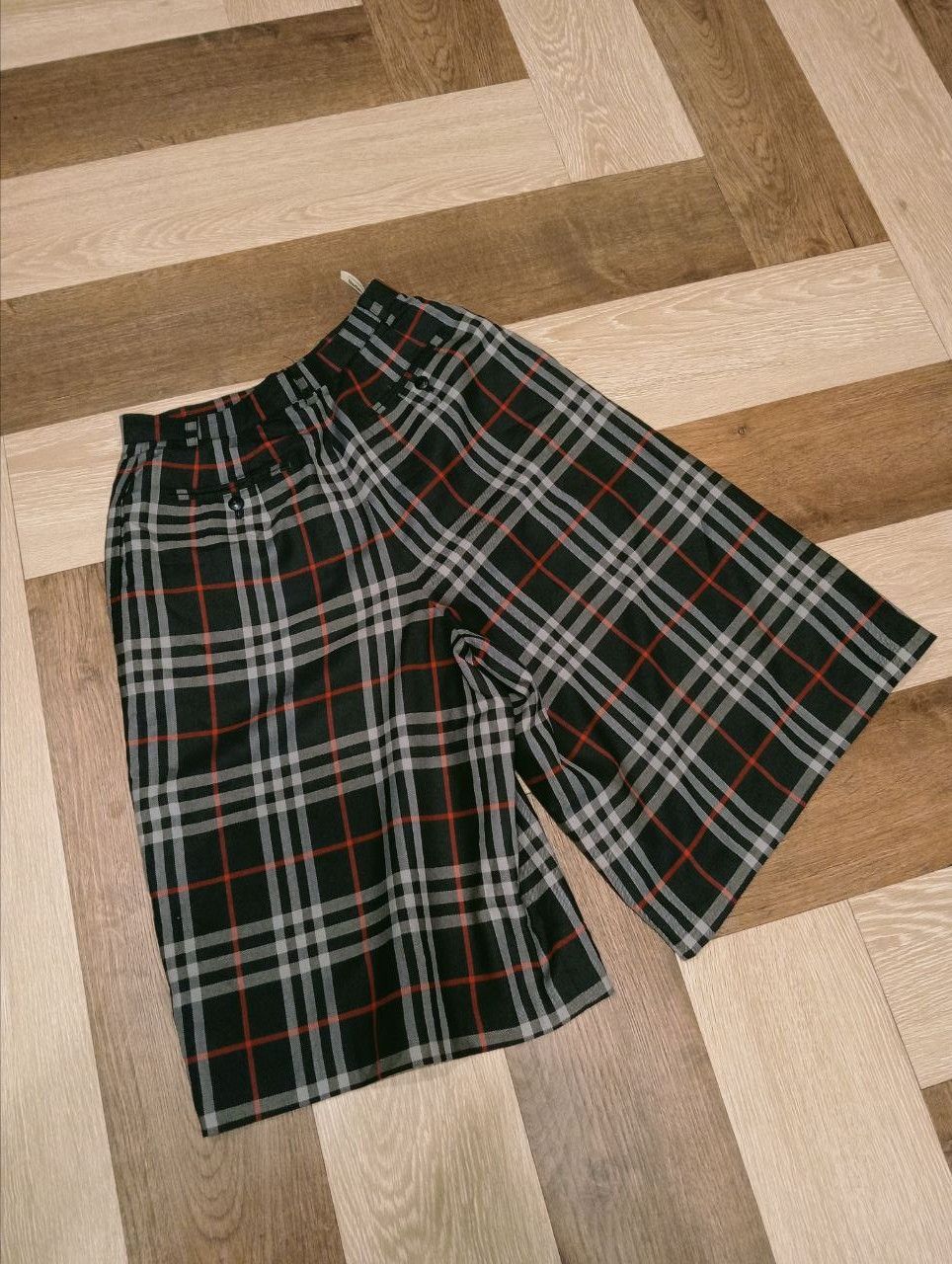 Burberry VINTAGE BURBERRYS NOVA CHECK WOOL SHORTPANTS Size 26" / US 2 / IT 38 - 7 Thumbnail