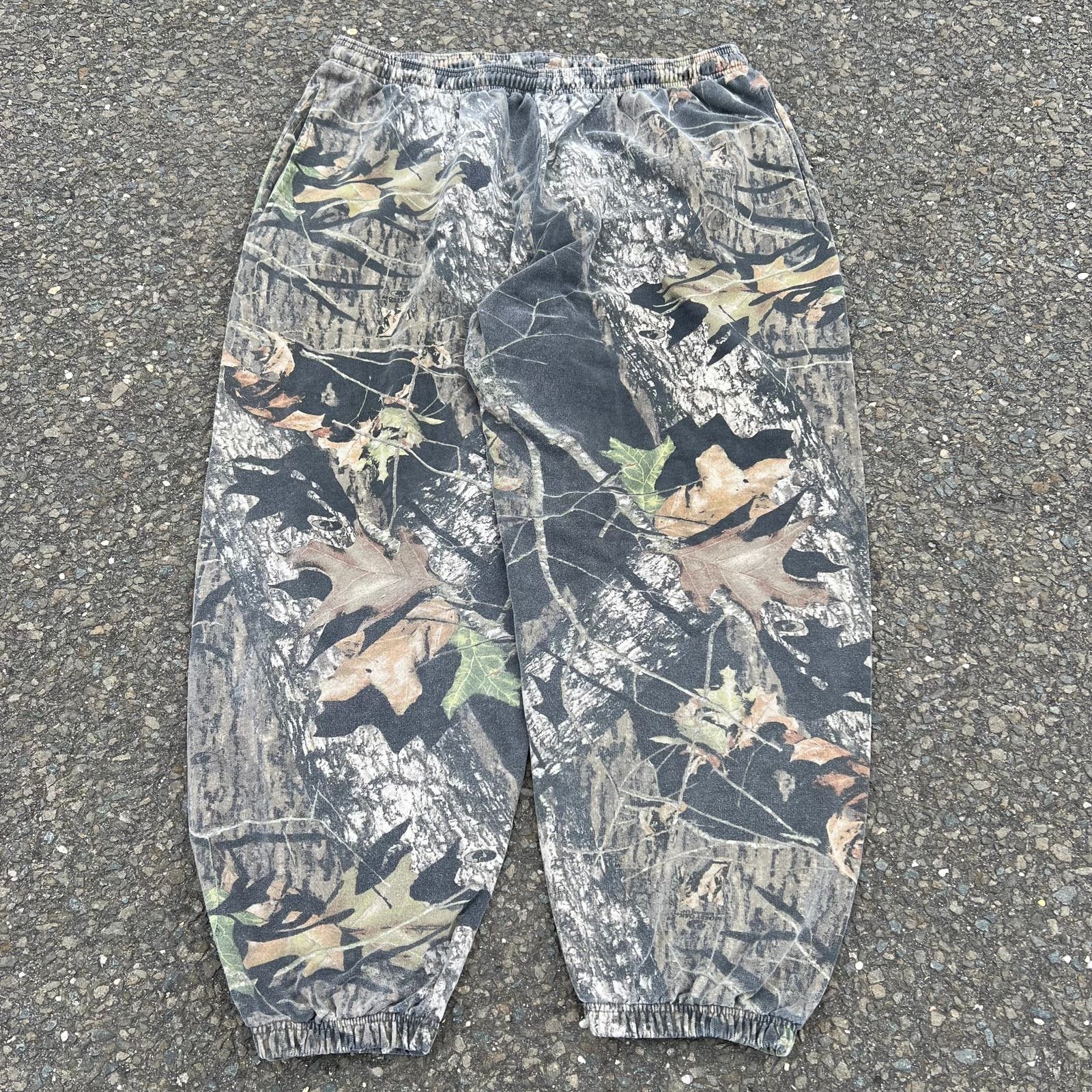 image of Vintage Realtree Camo Essential Blank Cotton Sweatpants in Green, Men's (Size 34)