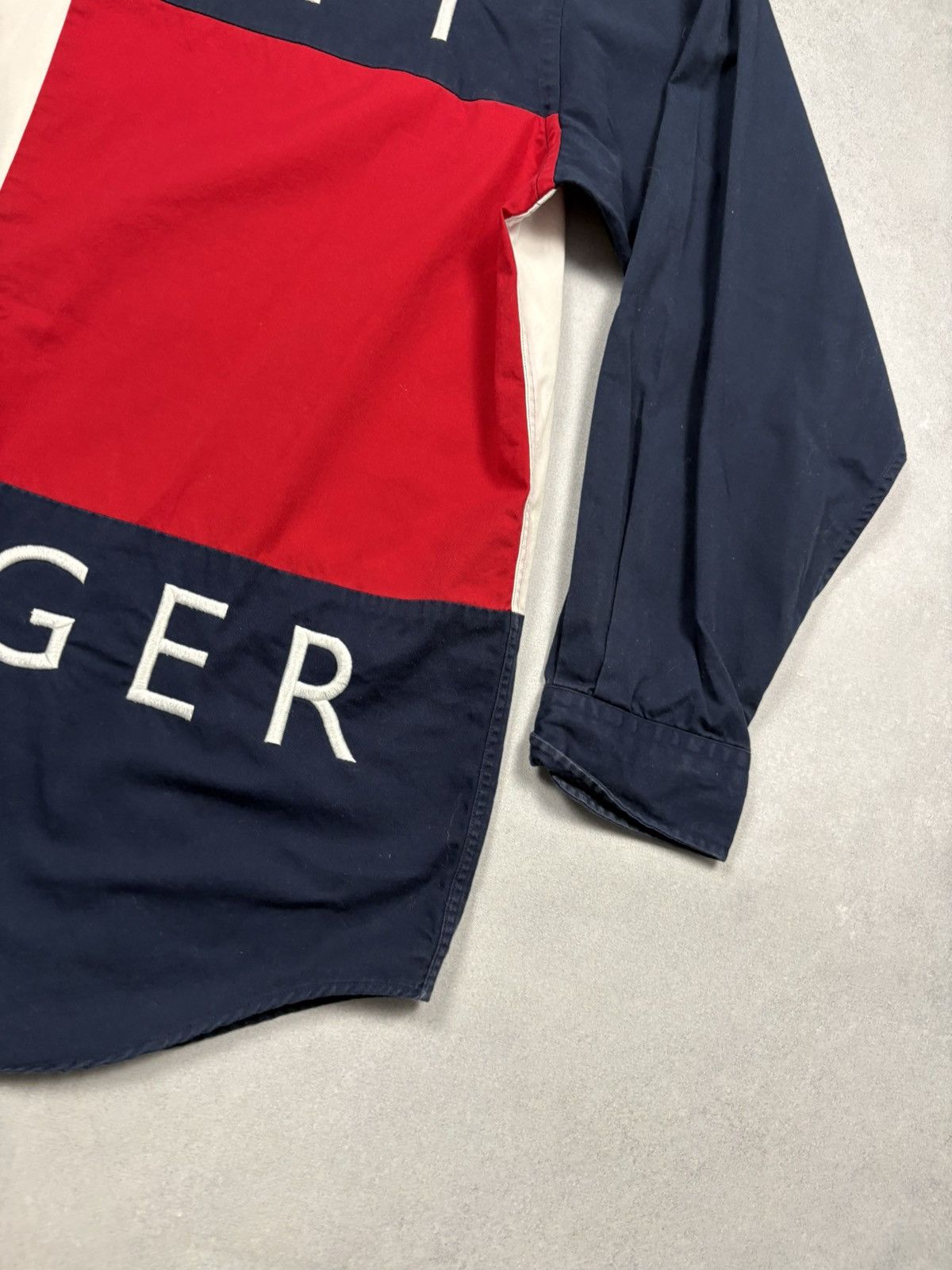 Tommy Hilfiger Vintage Tommy Hilfiger Big Flag Block 90s Shirt Saipan M Y2K Size US M / EU 48-50 / 2 - 7 Thumbnail