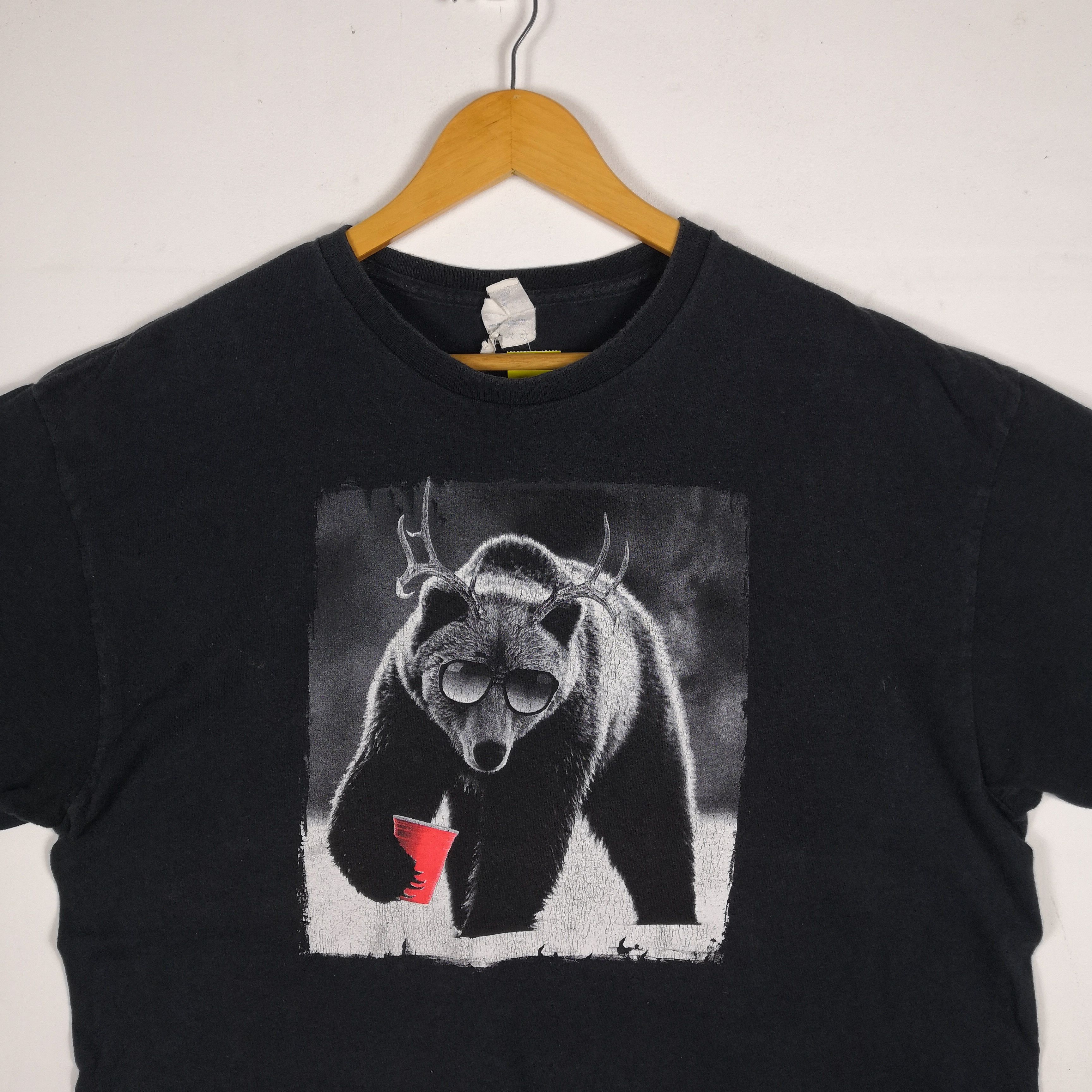 Vintage Vintage Y2K Grizzly Bear Antler Drinking Tshirt Novelty Tees Size US XL / EU 56 / 4 - 2 Thumbnail