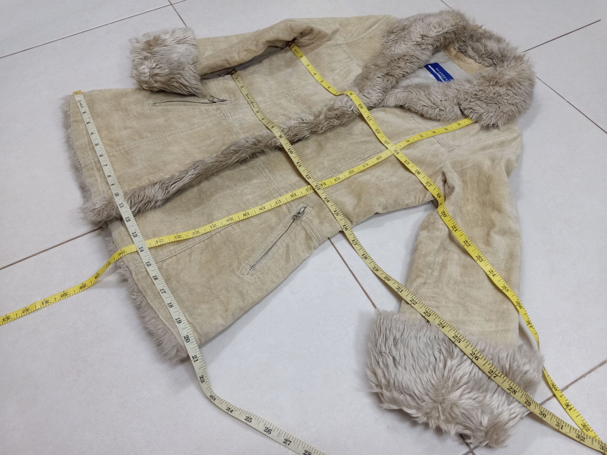 Burberry BURBERRY Blue Label Fur Beige Winter Wear Jacket Parka Size XS / US 0-2 / IT 36-38 - 16 Thumbnail