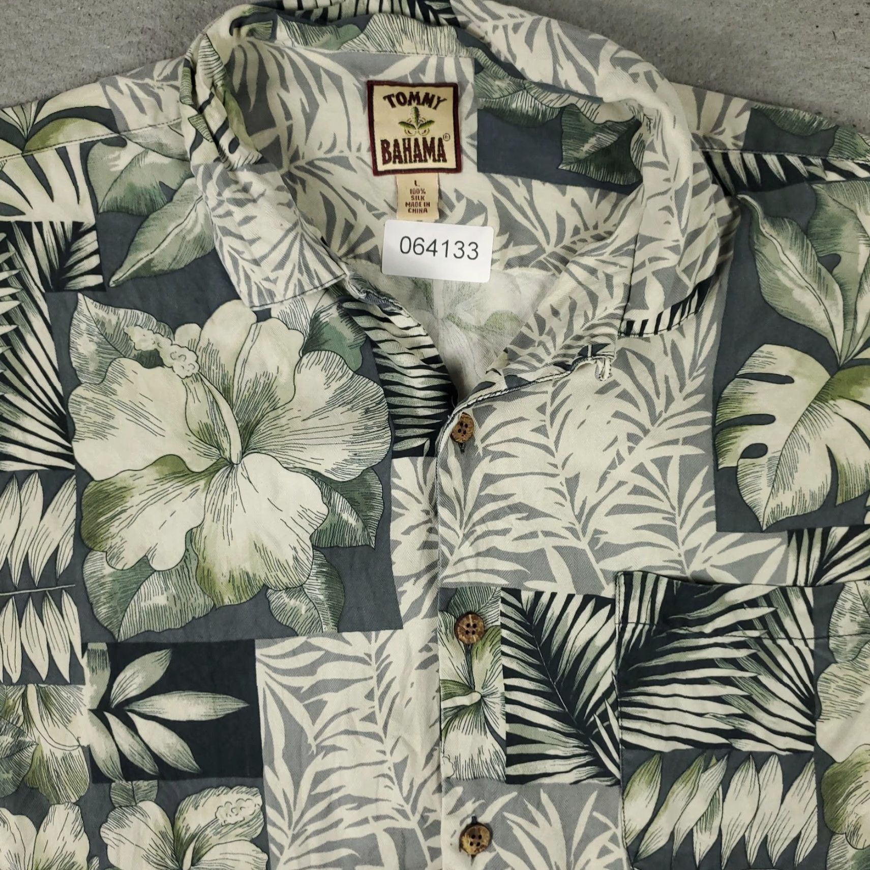 Tommy Bahama Tommy Bahama Hawaiian Shirt Mens Large Blue Floral Silk Camp Collar Button-Up Size US L / EU 52-54 / 3 - 2 Thumbnail