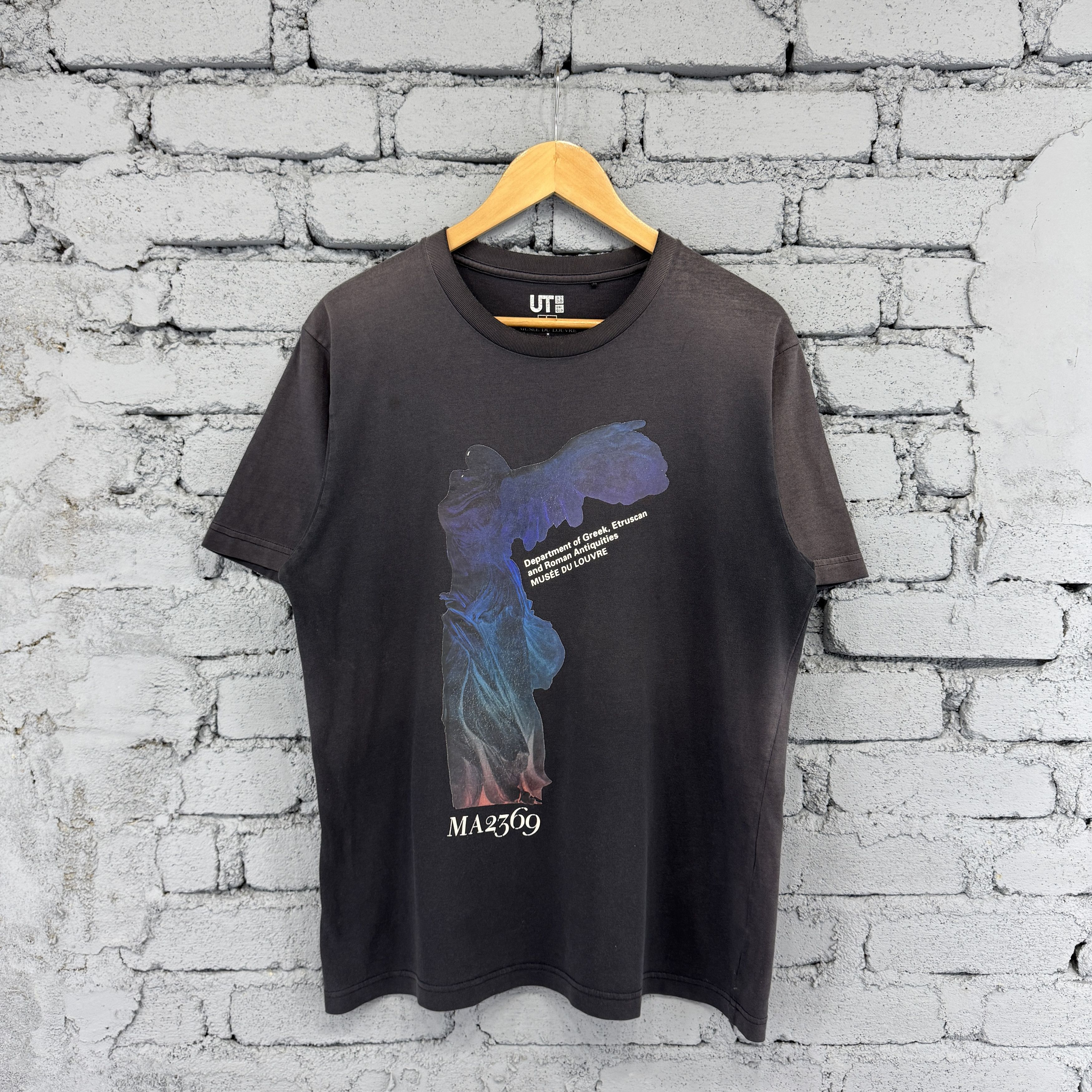 Uniqlo UNIQLO X MUSÉE Du Louvre X Peter Saville Sunfaded Thirt Size US L / EU 52-54 / 3 - 1 Thumbnail