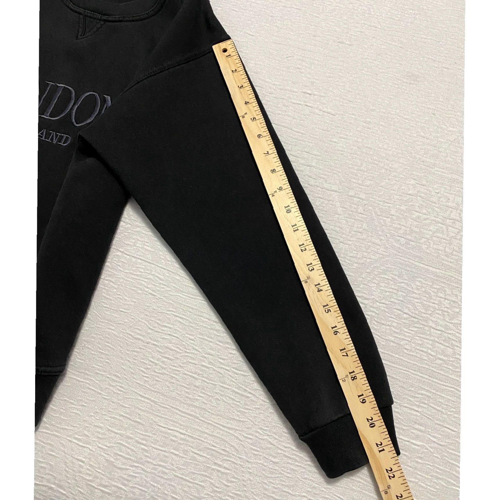 Vintage **Zip It Souvenirs London Embroidered Crew Neck Black Sweatshirt** User: **Zip It Souvenirs London Embroidered Black Crew Neck Sweatshirt** Size US S / EU 44-46 / 1 - 7 Thumbnail