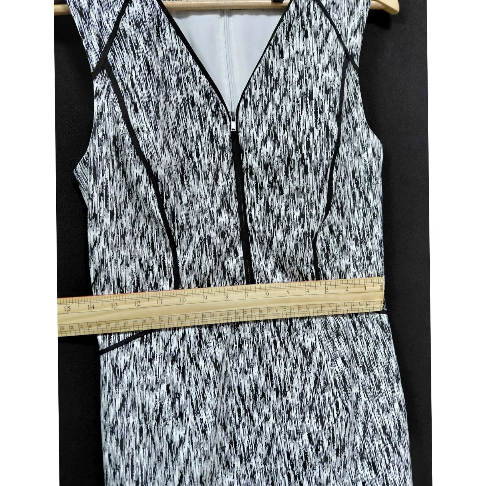 Banana Republic Banana Republic Black White Sleeveless Knit Dress V-Neck Knee Length 6 Women's Cotton Spandex Stretch Dress, Business Casual, Spring Summer Size M / US 6-8 / IT 42-44 - 5 Thumbnail