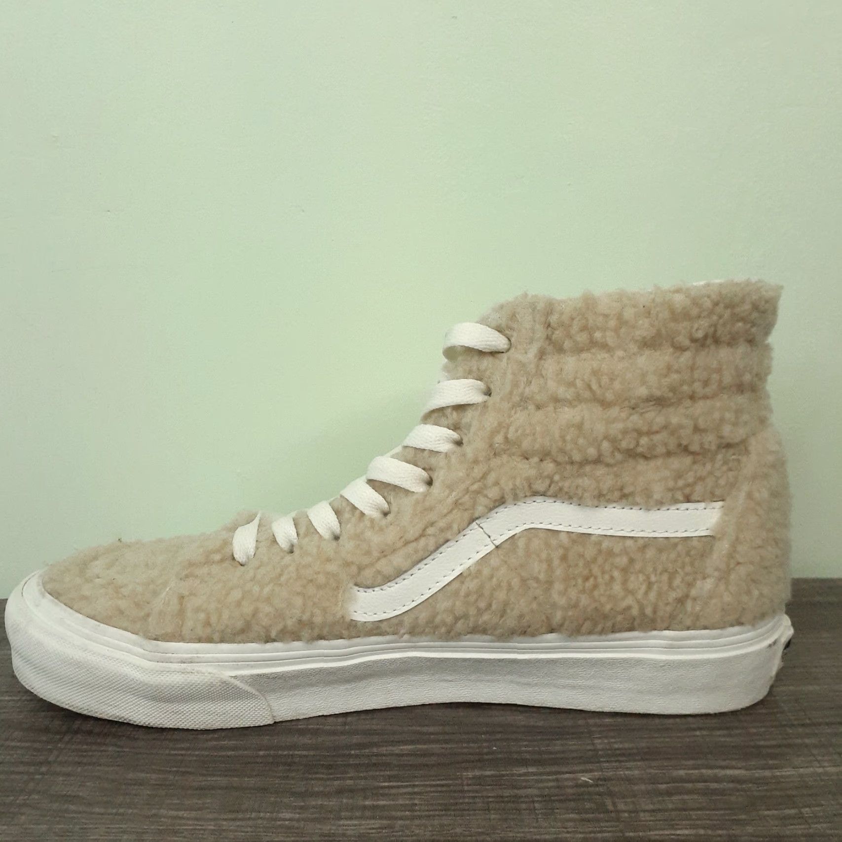 Vans VANS High Top Shoes Mens 9 Womens 10.5 Beige Faux Fur Sherpa Shearling sneaker Athletic UK 10.5 Size L / US 10 / IT 46 - 4 Thumbnail