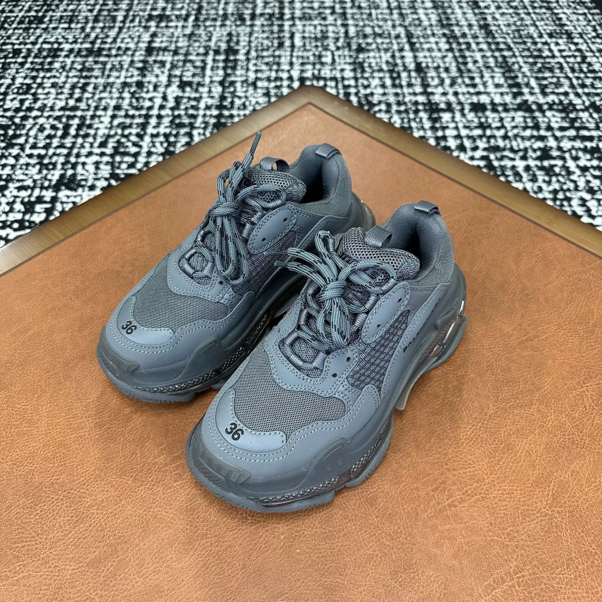 Balenciaga Balenciaga Black Lowtop Sneakers it_36 Women Size US 6 / IT 36 - 1 Thumbnail