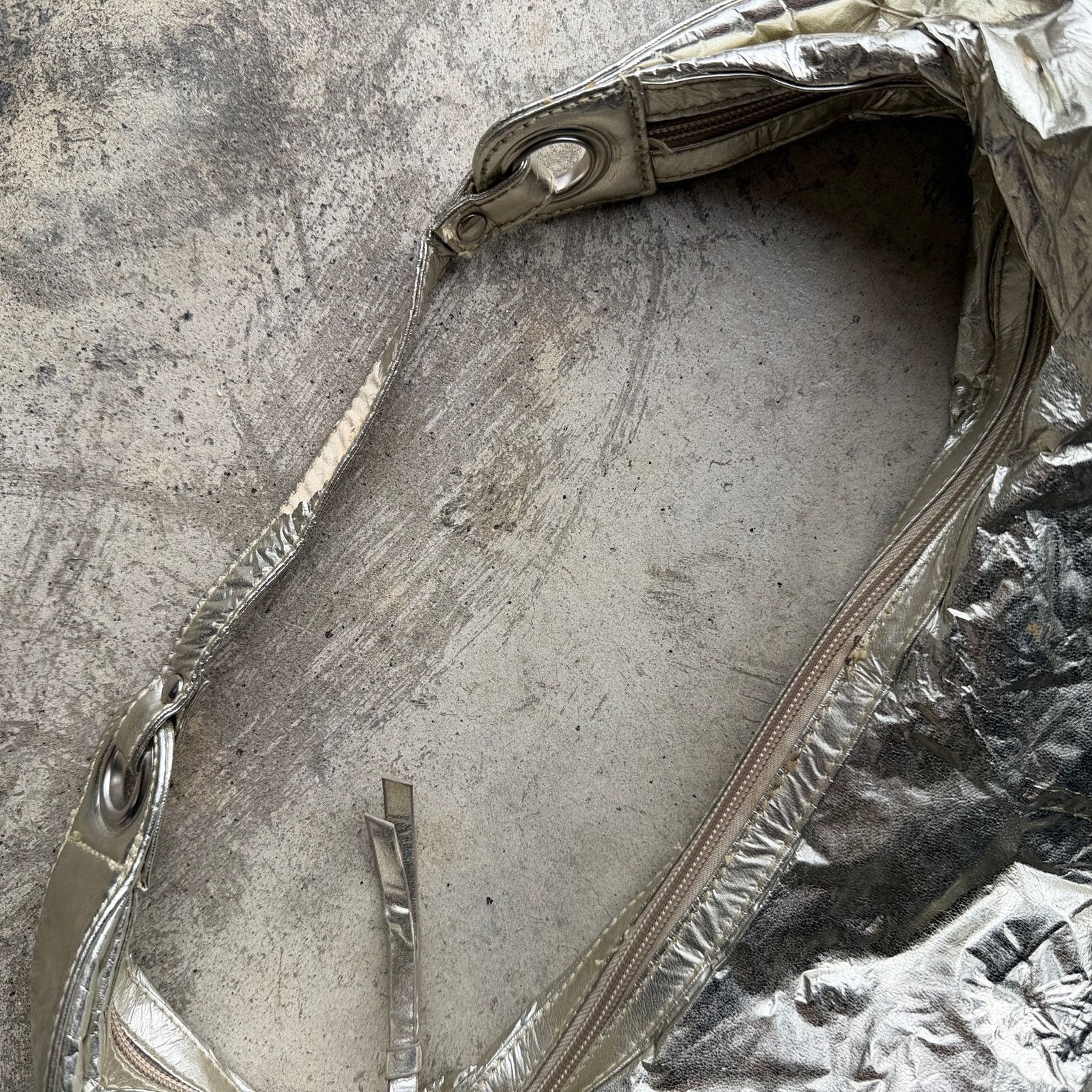 Other Y2K Silver Metallic Slouch Hobo Shoulder Bag Futuristic Size ONE SIZE - 4 Thumbnail