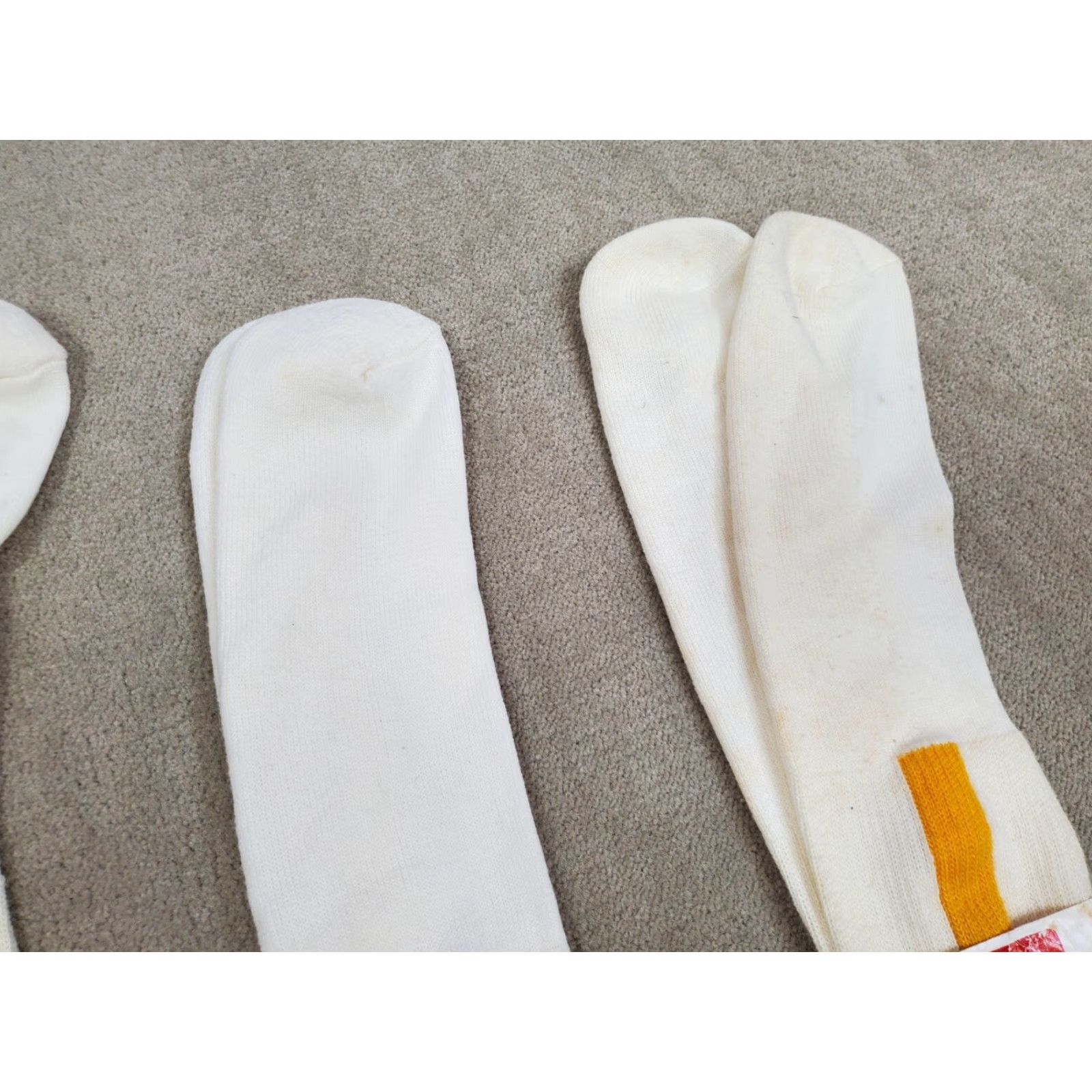 Vintage VINTAGE Hole in None Socks Mens 4 Pairs Crew White 7-9 4-12 USA Usa 80s 90s Classic Cushioned All Seasons Socks Mens Size ONE SIZE - 4 Thumbnail