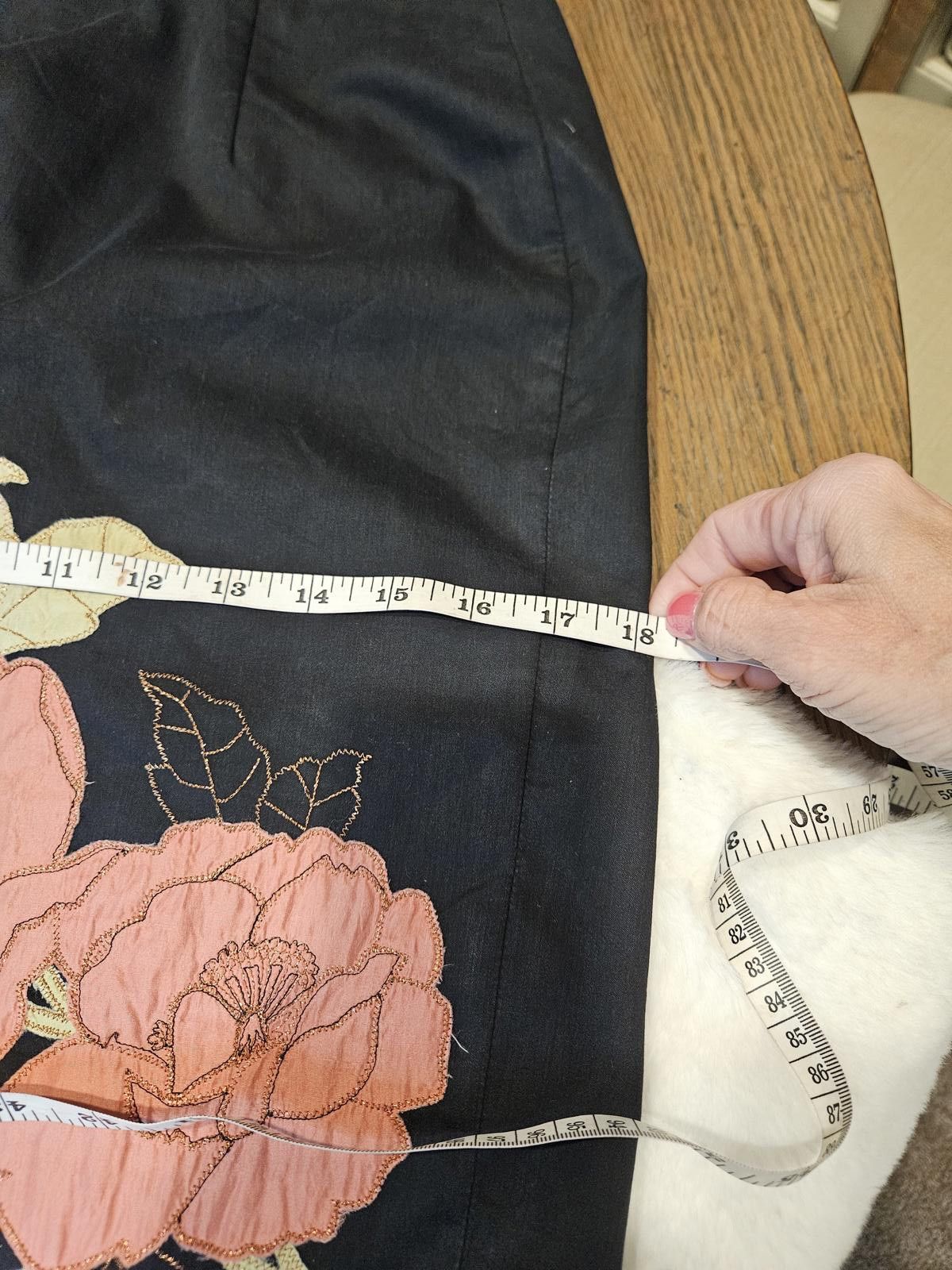 Designer Doncaster Black Skirt with Floral Embroidery (early 2000's) Size 28" / US 6 / IT 42 - 8 Thumbnail