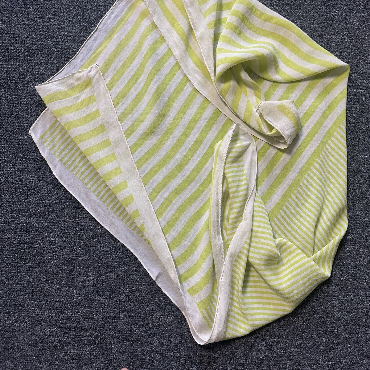 Yves Saint Laurent BIG SILK YSL YVES SAINT LAURENT 90S OLD MONEY Size ONE SIZE - 7 Thumbnail