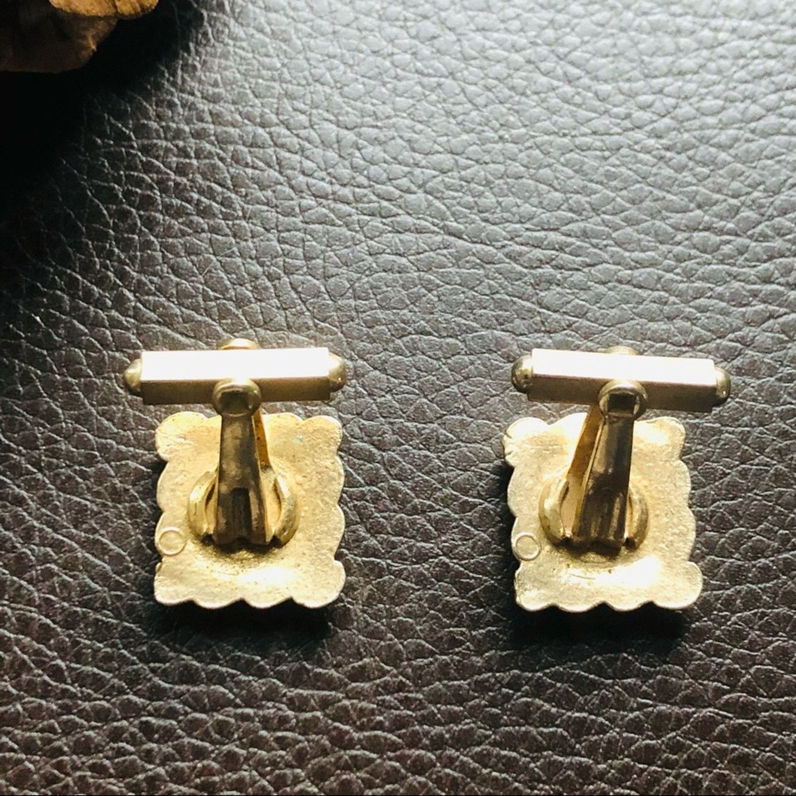 Vintage Vintage men’s gold textured square tilted style cuff links Size ONE SIZE - 5 Thumbnail