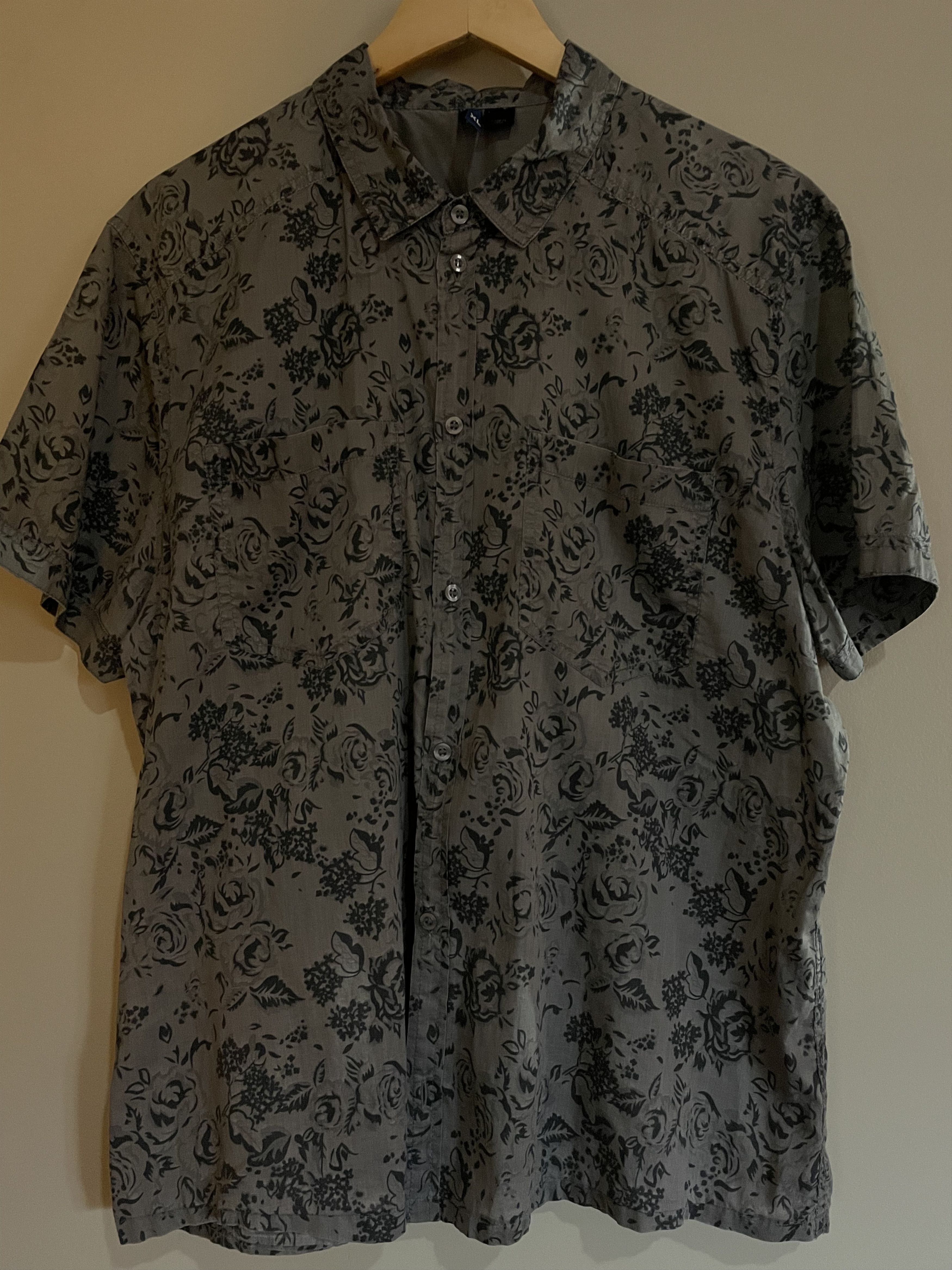H&M H&M Floral S/S Lightweight Shirt, XL (fits like a Large) Size US XL / EU 56 / 4 - 1 Thumbnail