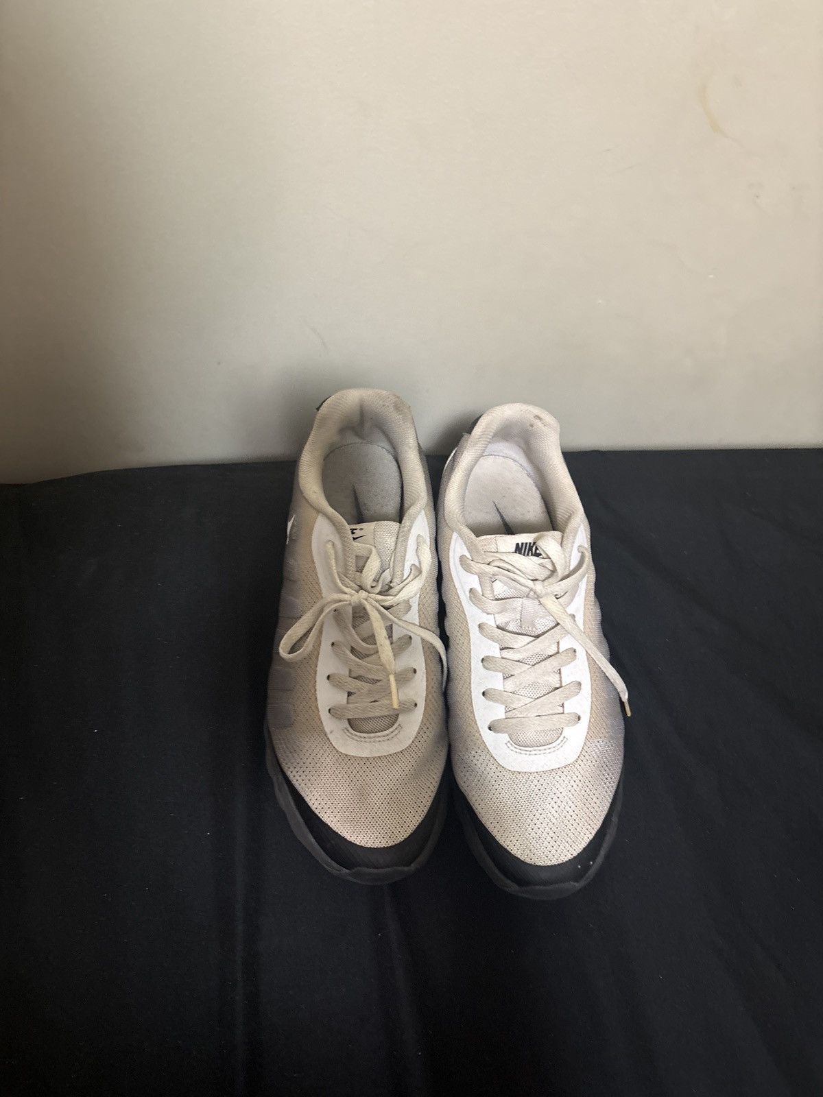 Nike Nike Air max invigor Size US 10 / EU 43 - 2 Thumbnail