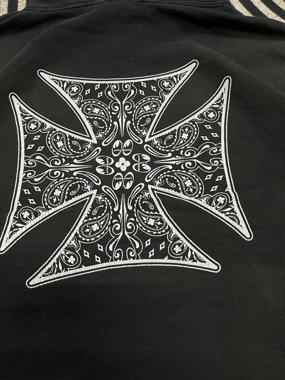 Japanese Brand 2000s MOONEYES BANDANA CROSS DESIGN RARE PULLOVER HOODIE Size US M / EU 48-50 / 2 - 18 Thumbnail