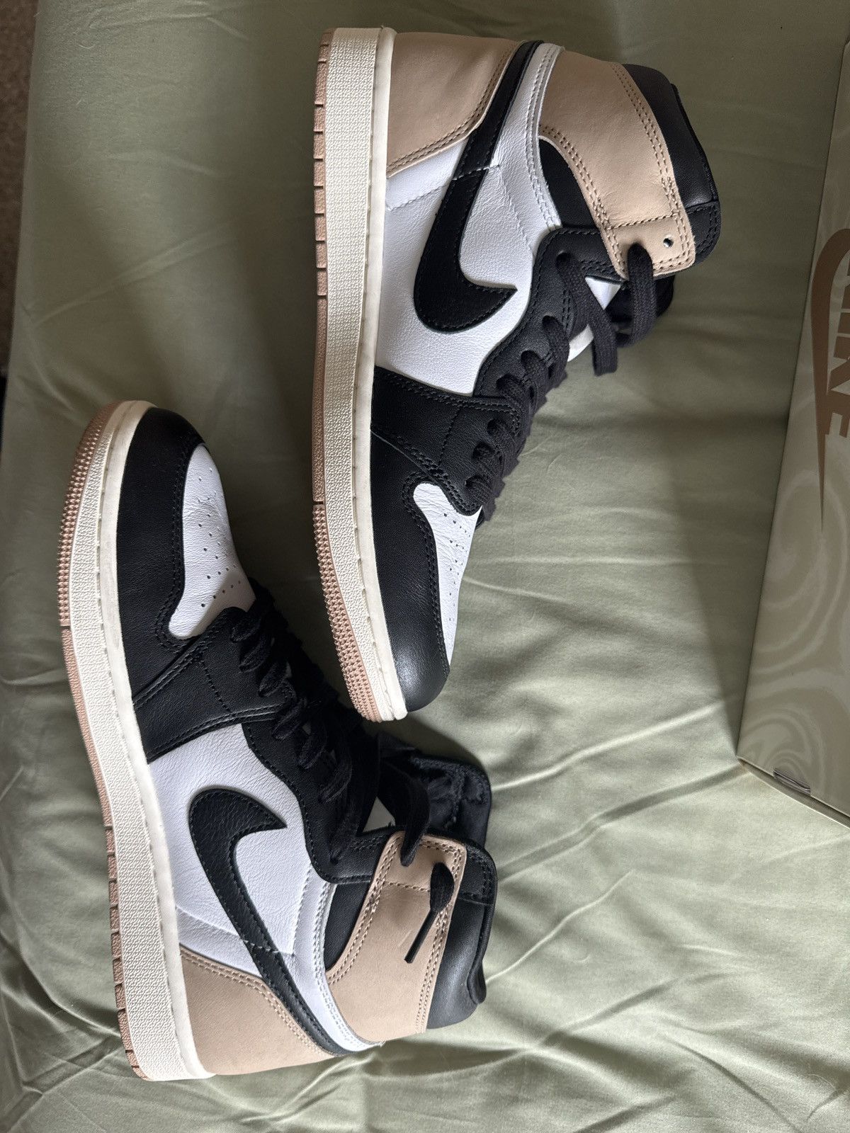 Jordan Brand Air Jordan 1 Retro Latte Size US 10.5 / IT 40.5 - 1 Thumbnail