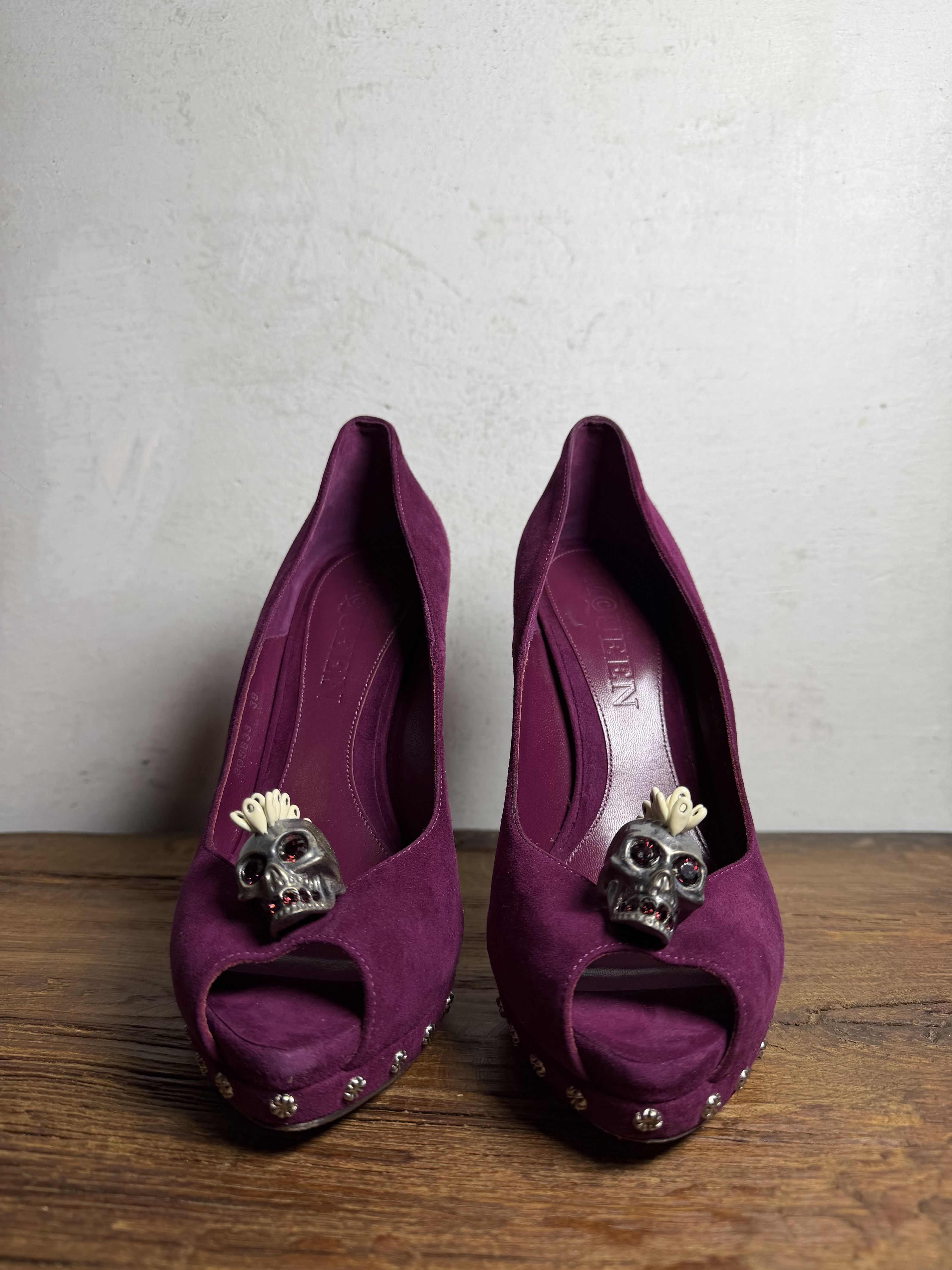 Alexander McQueen Alexander McQueen Purple Suede Embellished Skull Pumps Size US 10 / IT 40 - 4 Thumbnail
