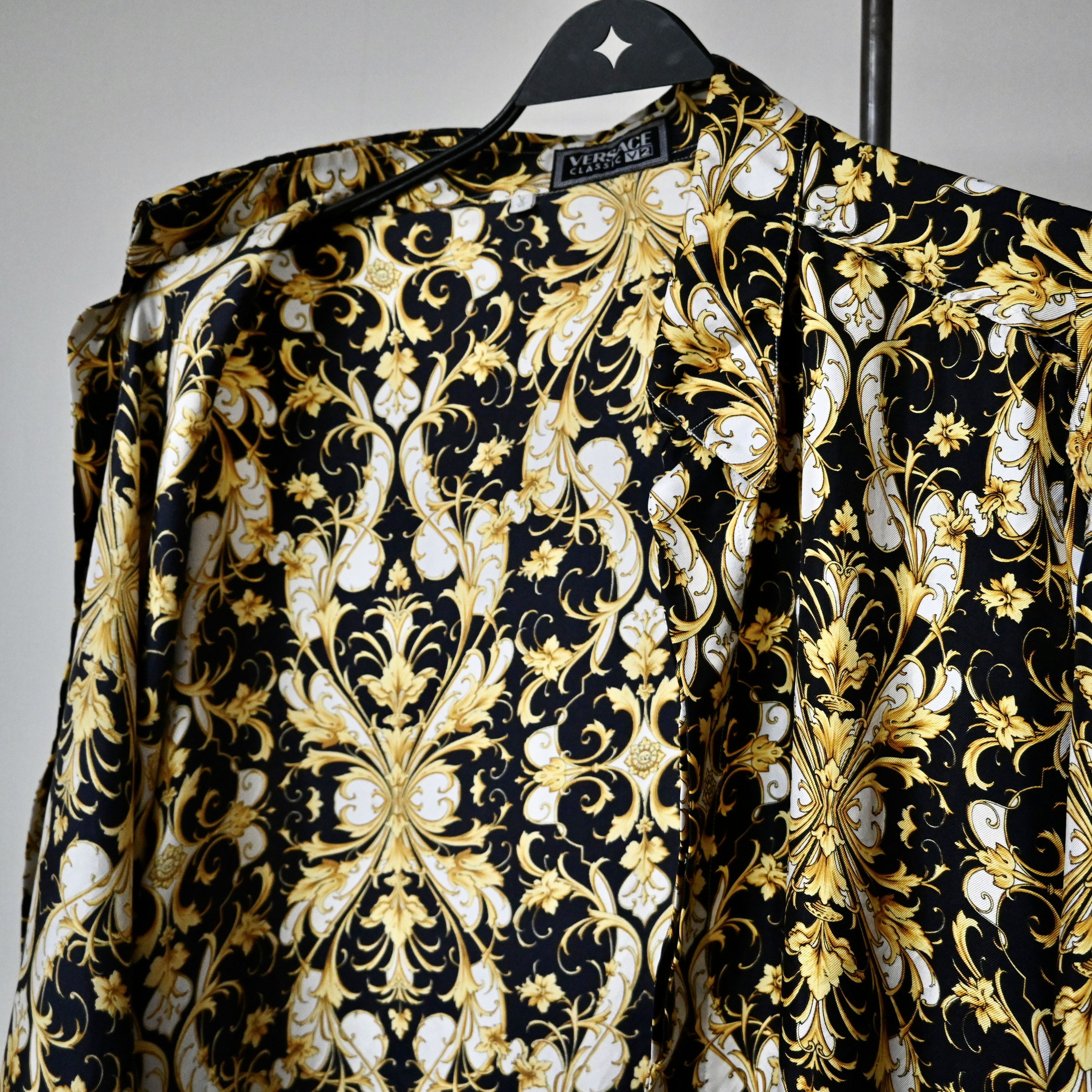 Versace VTG 1990s VERSACE CLASSIC V2 silk shirt made in Spain Size US XL / EU 56 / 4 - 9 Thumbnail