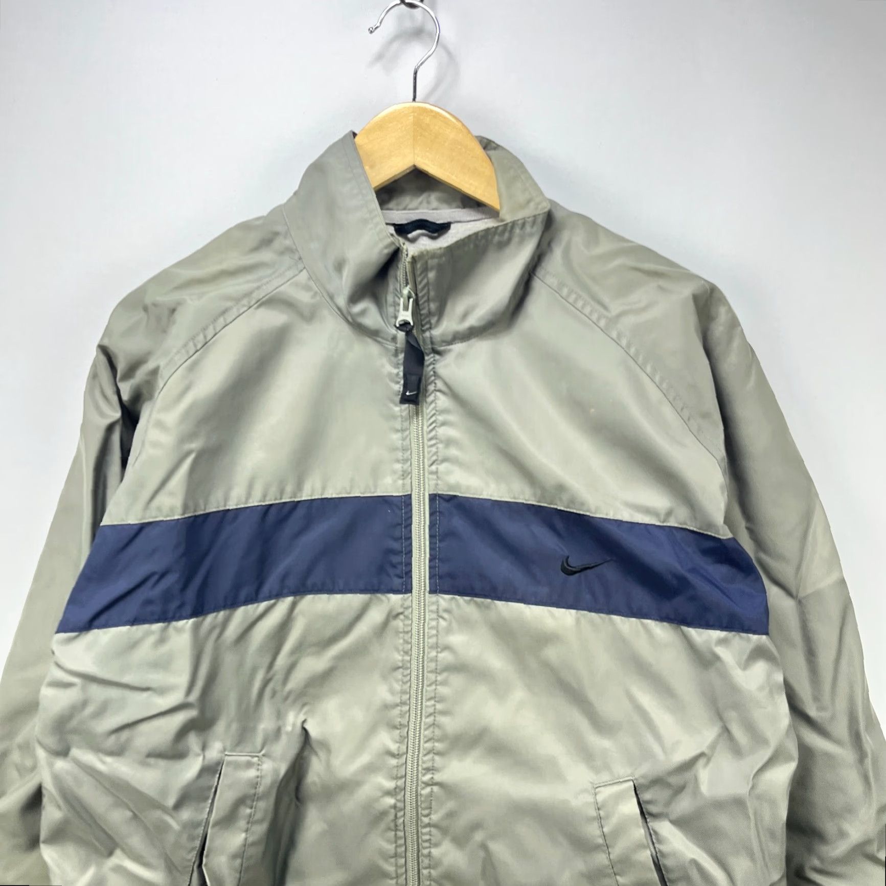 Nike VINTAGE Nike Swoosh Windbreaker Jacket Small Men S Gray 90s Style Windbreaker Nike Mens S Grey 90s Size US S / EU 44-46 / 1 - 2 Thumbnail