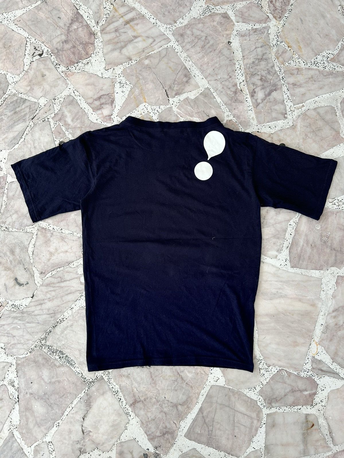 mercibeaucoup Jevous Enprie Foldable Sleeve Fronthit Black Tee Size US M / EU 48-50 / 2 - 2 Thumbnail