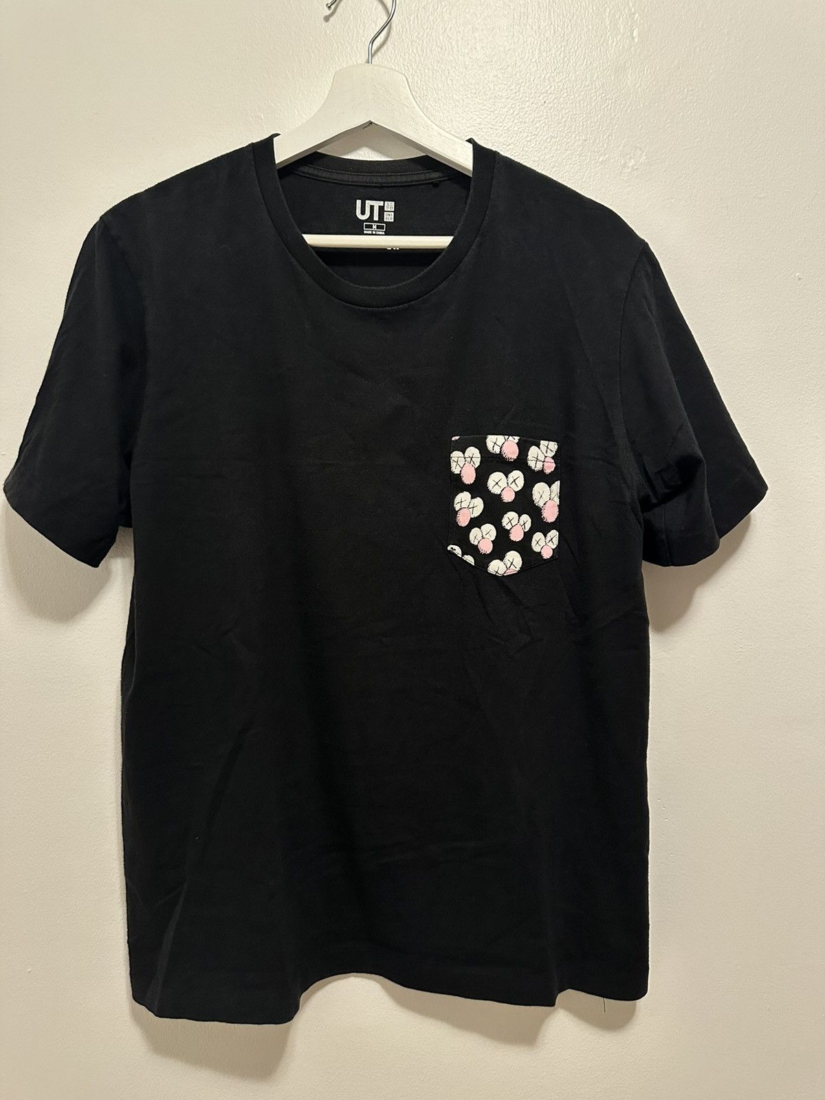 Kaws × Uniqlo KAWS Uniqlo Pocket Tee Size US M / EU 48-50 / 2 - 1 Thumbnail